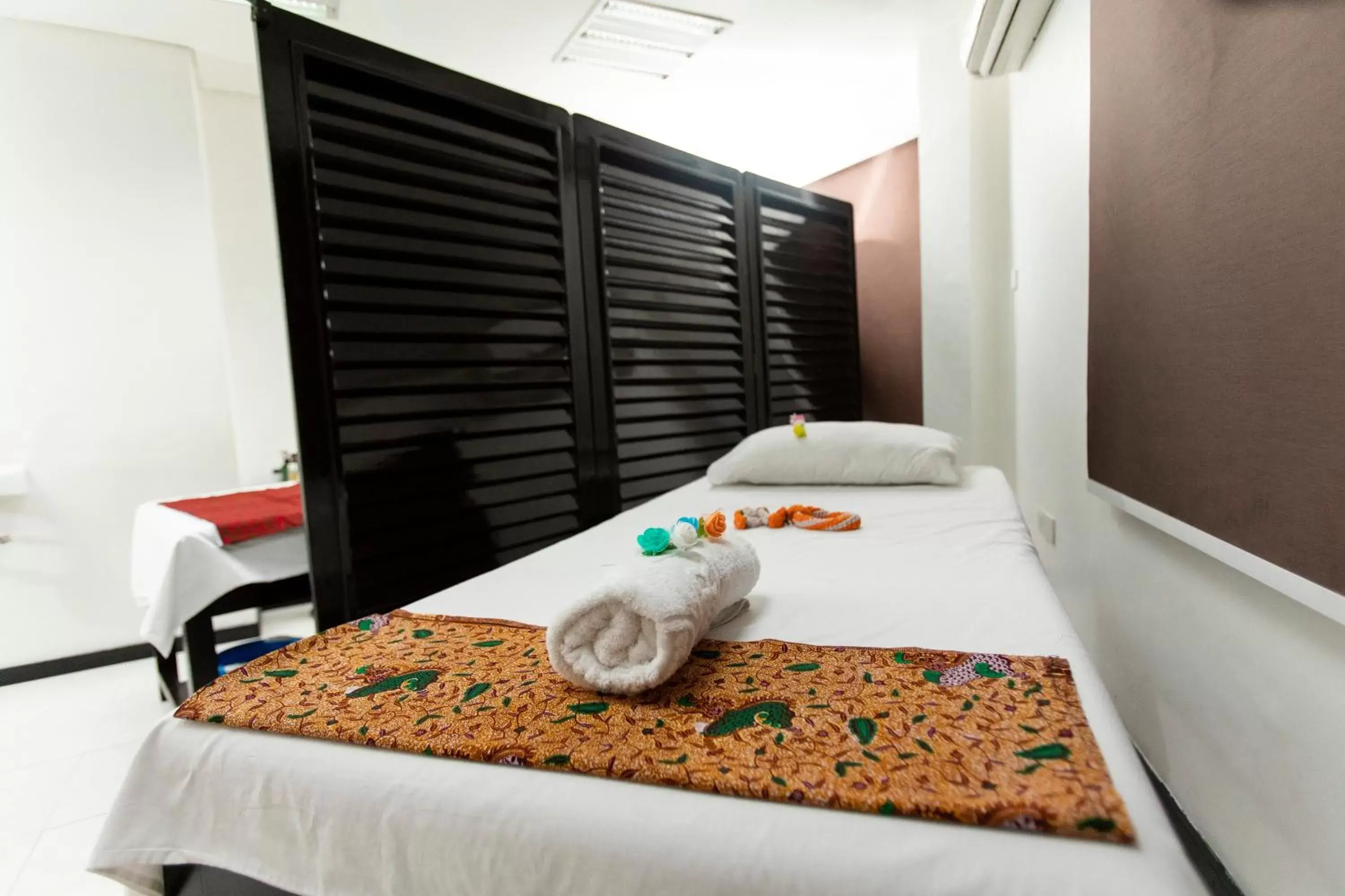 Spa and wellness centre/facilities, Bed in Best Western Premier Accra Airport Hotel