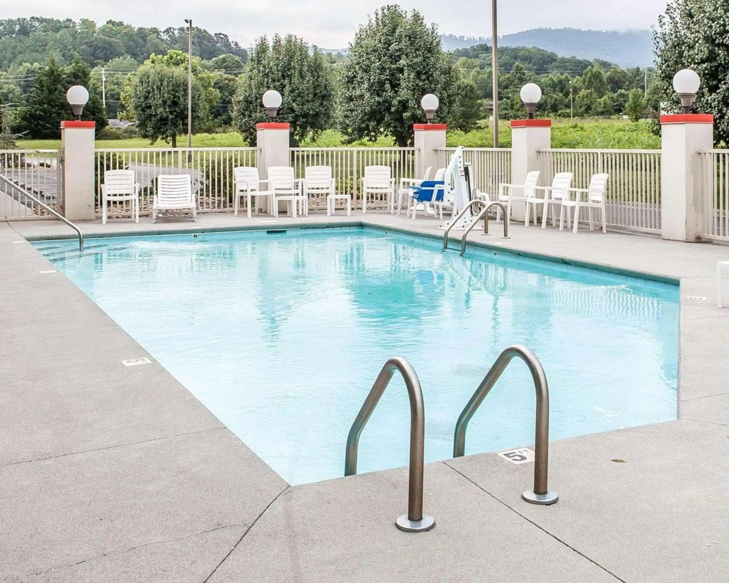 Swimming pool in Econo Lodge Newport Smoky Mountains Gateway