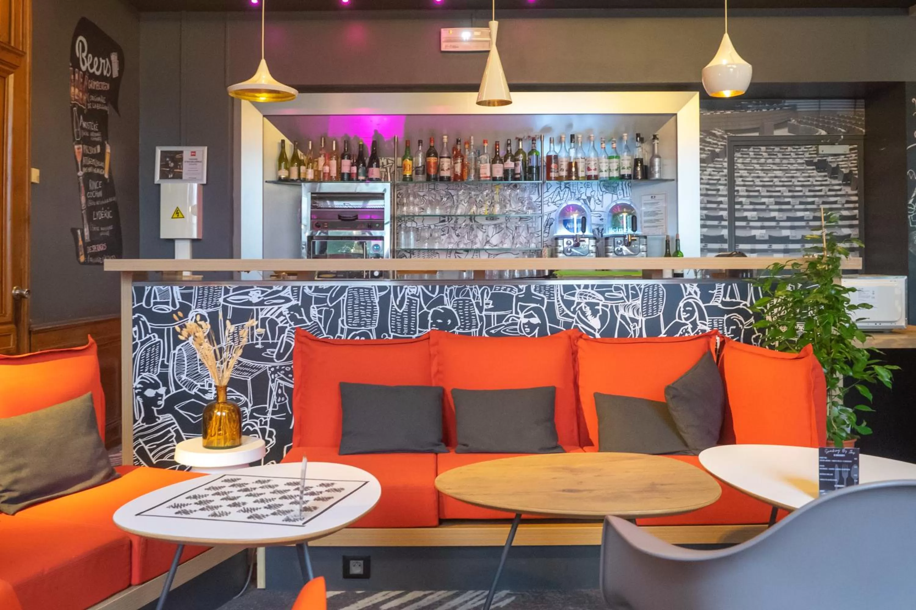 Lounge or bar in ibis Douai Centre