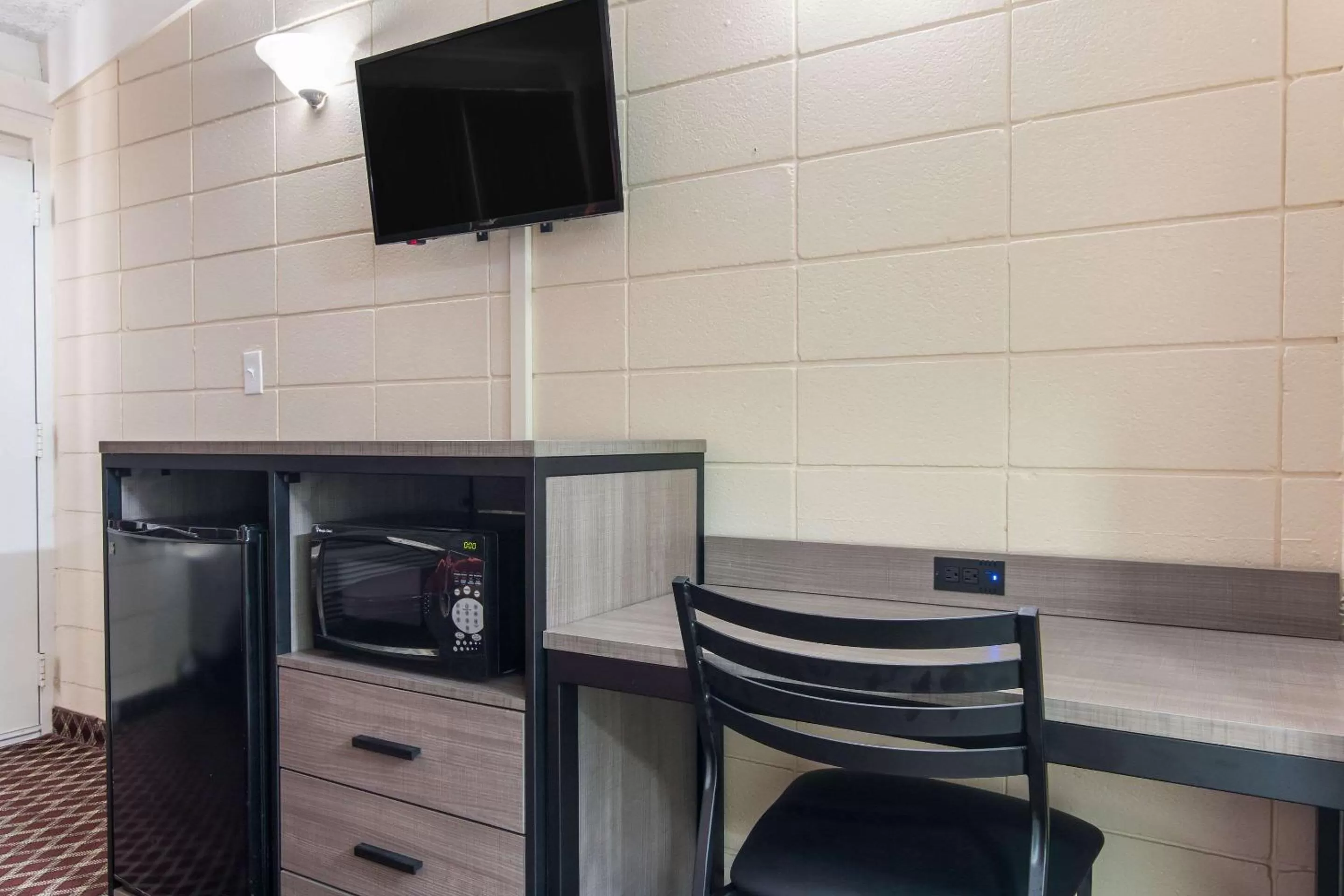 Photo of the whole room in Rodeway Inn