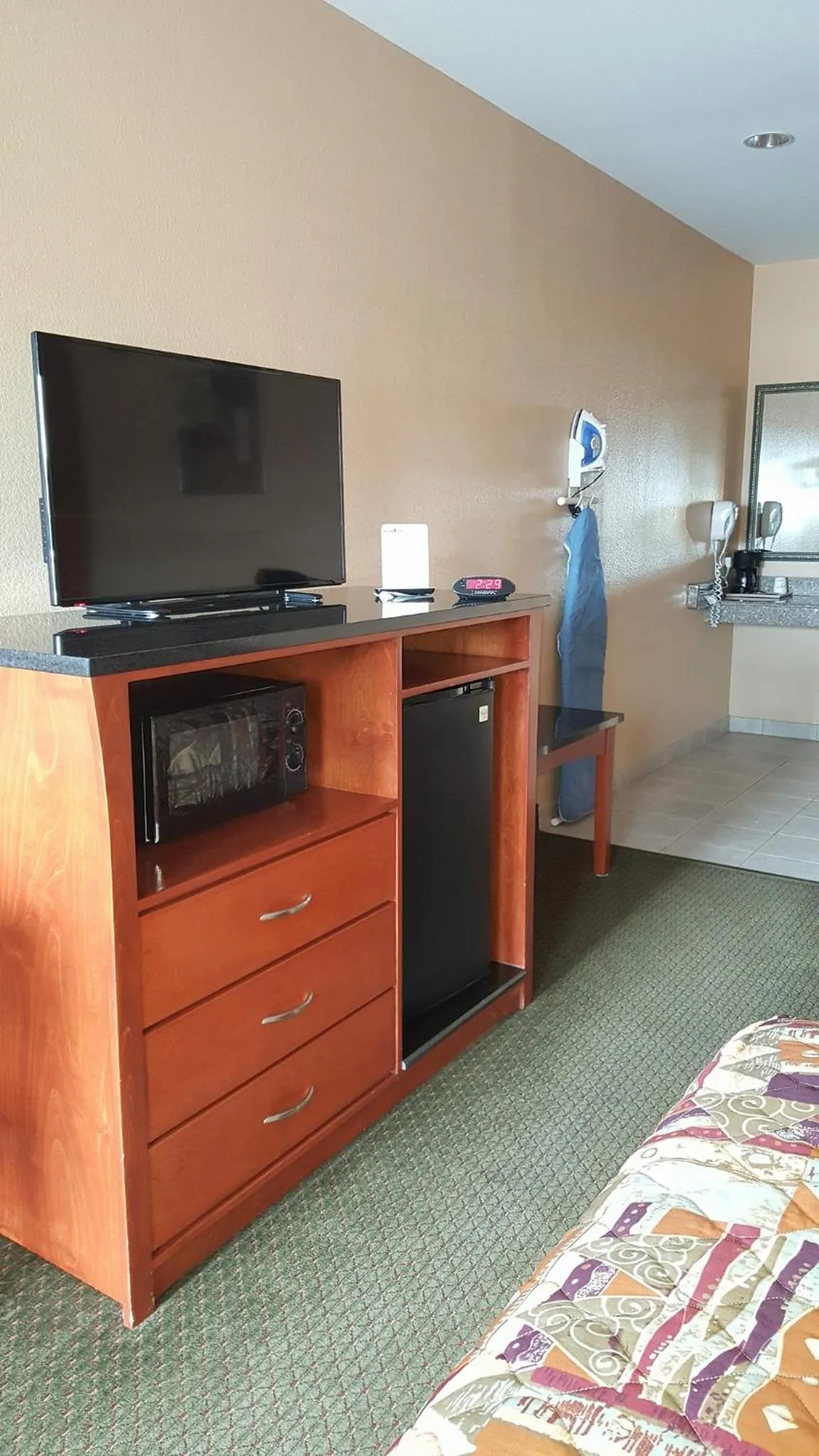 TV and multimedia in Budgetel Inn and Suites