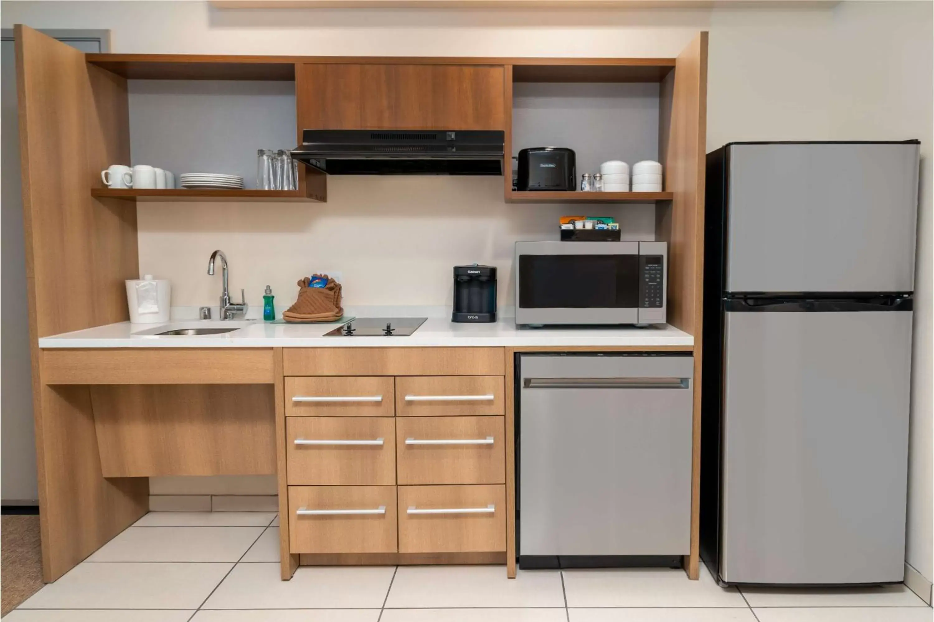 Kitchen or kitchenette, Kitchen/Kitchenette in Home2 Suites Corona, Ca