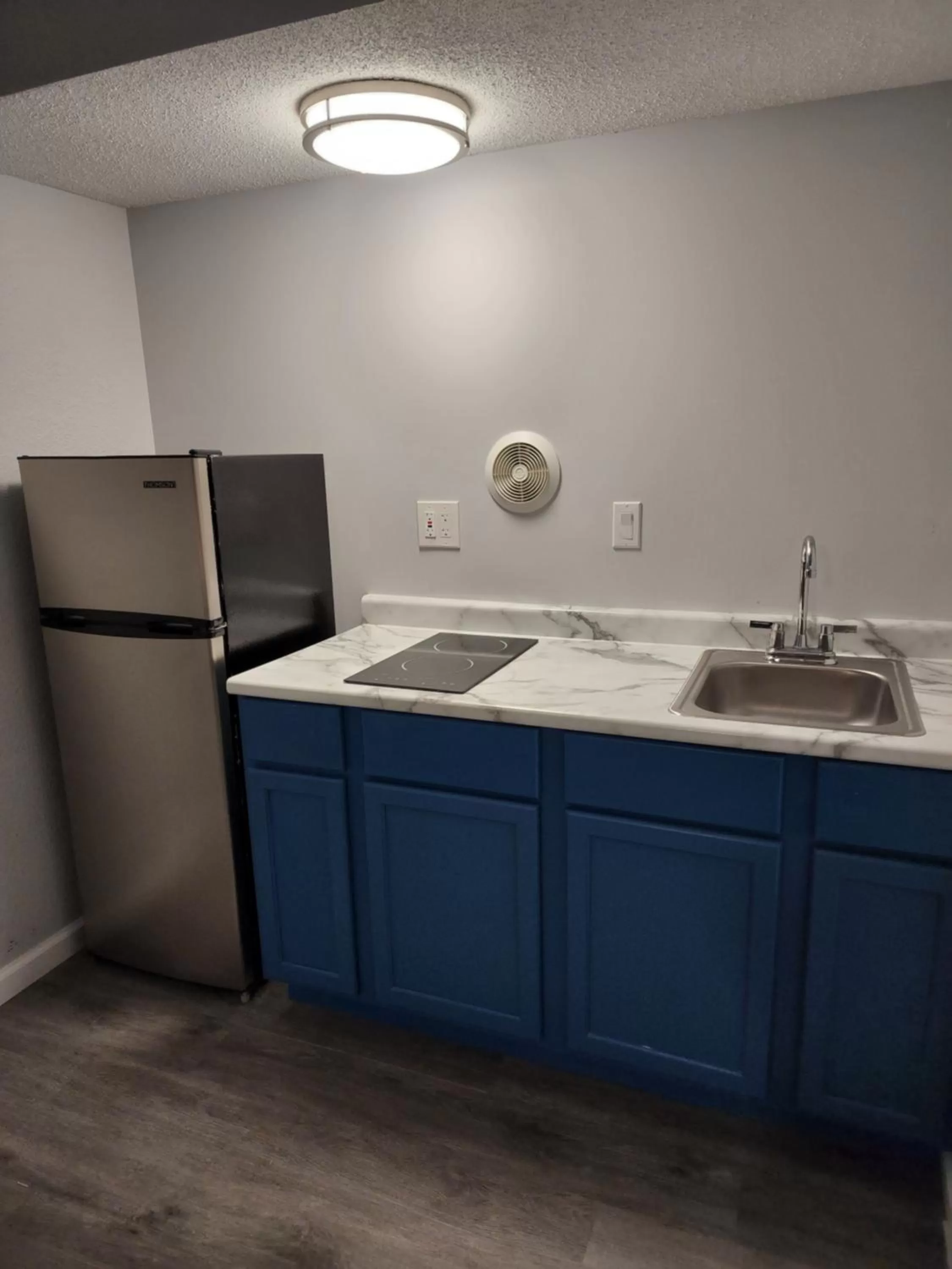 Kitchen or kitchenette in Envi Boutique Hotel Henderson-Evansville South