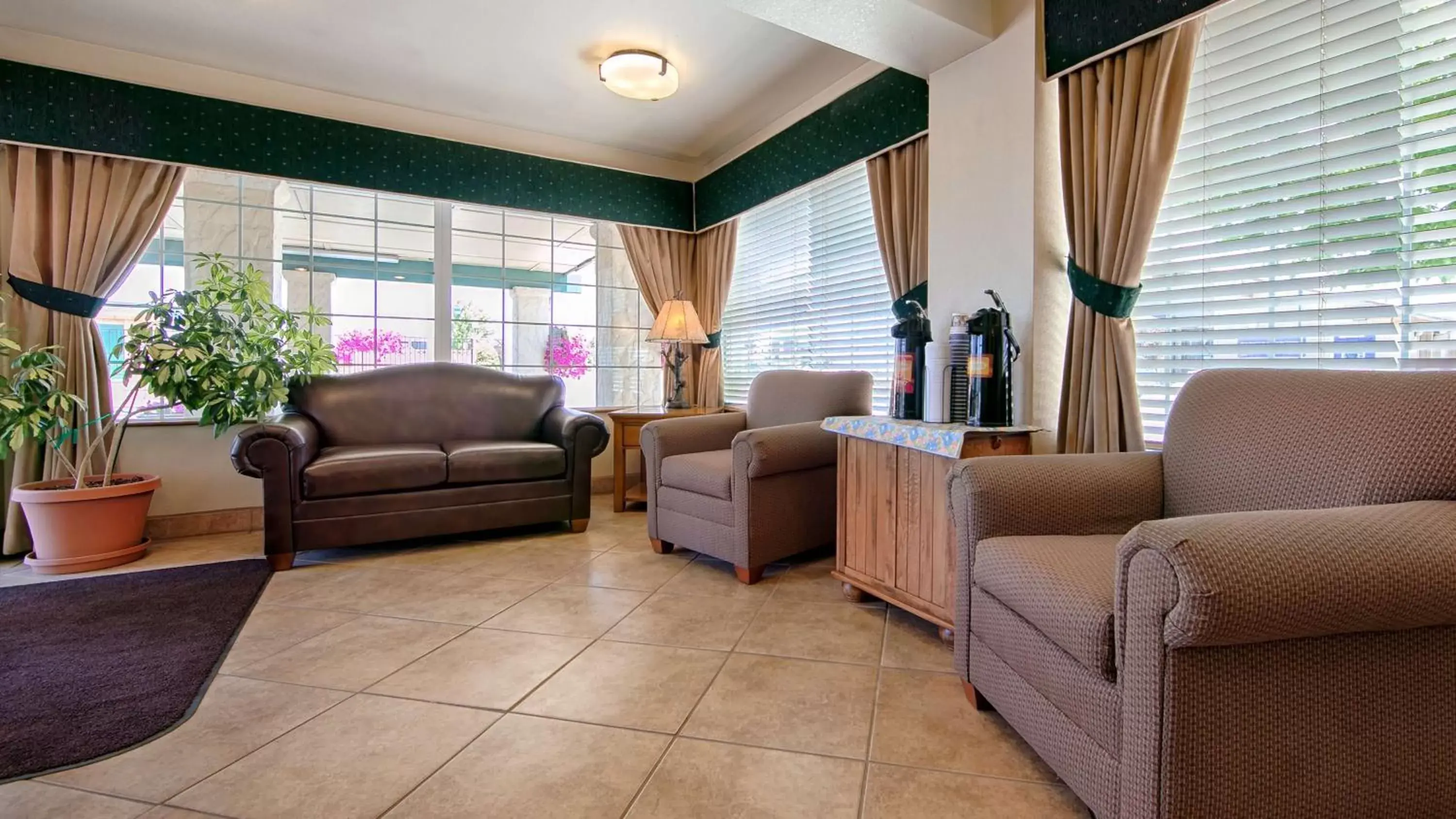 Lobby or reception, Seating Area in Trailside Inn