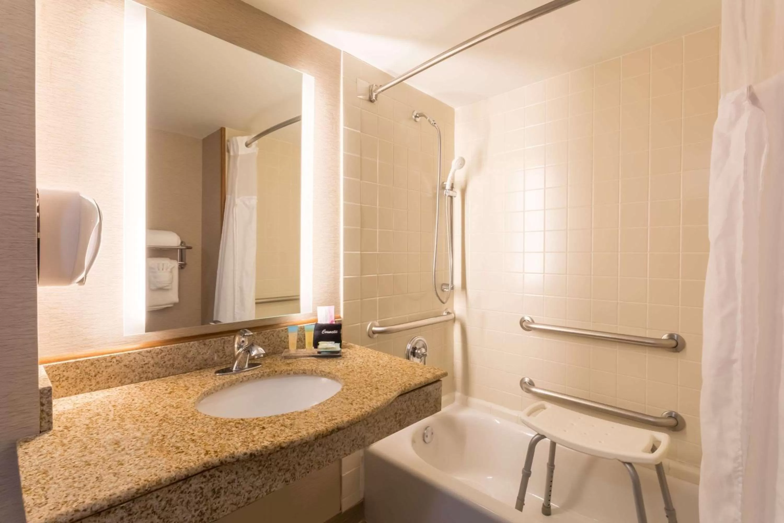 Bathroom in Wingate by Wyndham, Universal Studios - Free Theme Park Shuttle