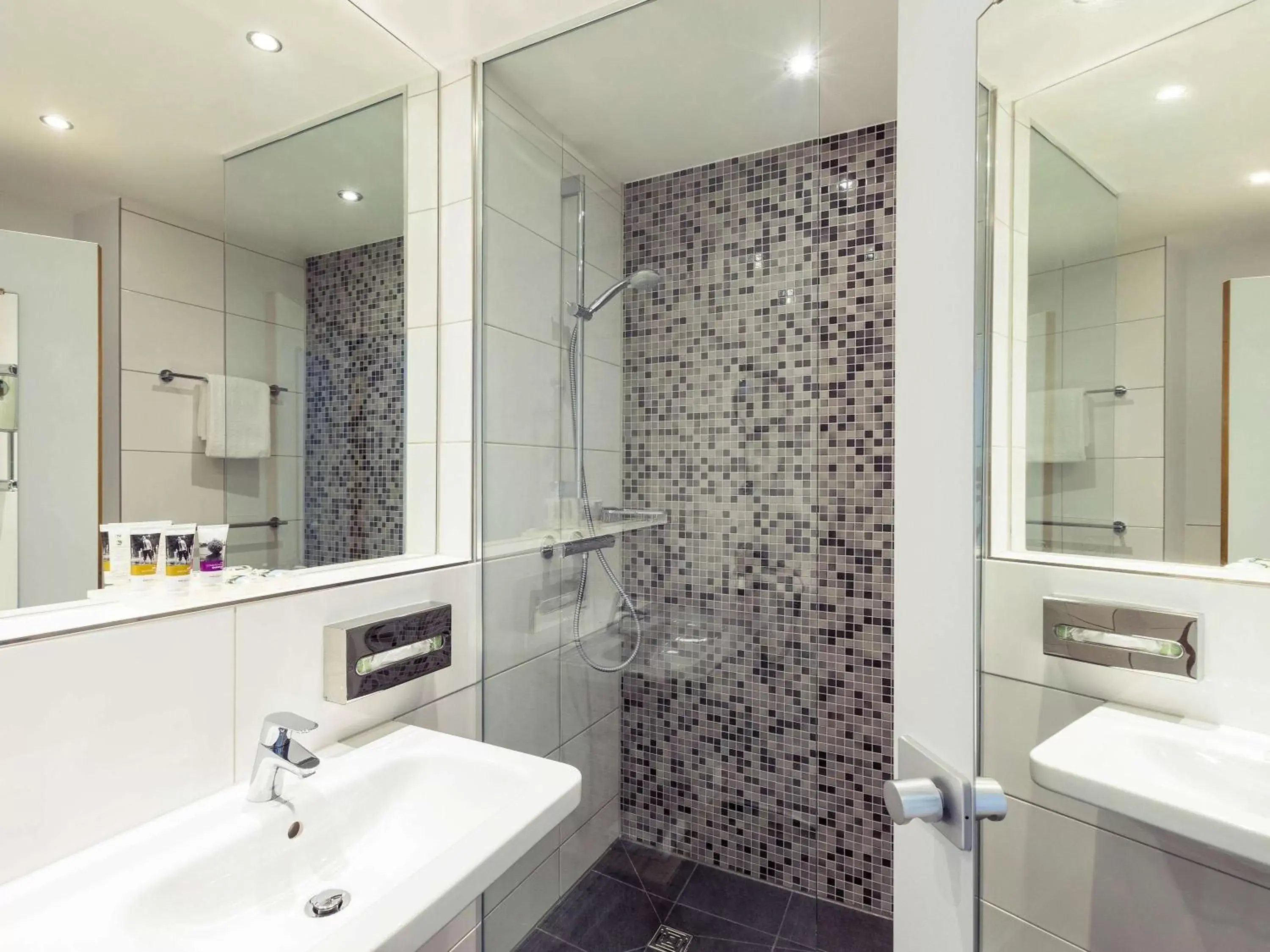 Photo of the whole room, Bathroom in Mercure Hotel Nijmegen Centre