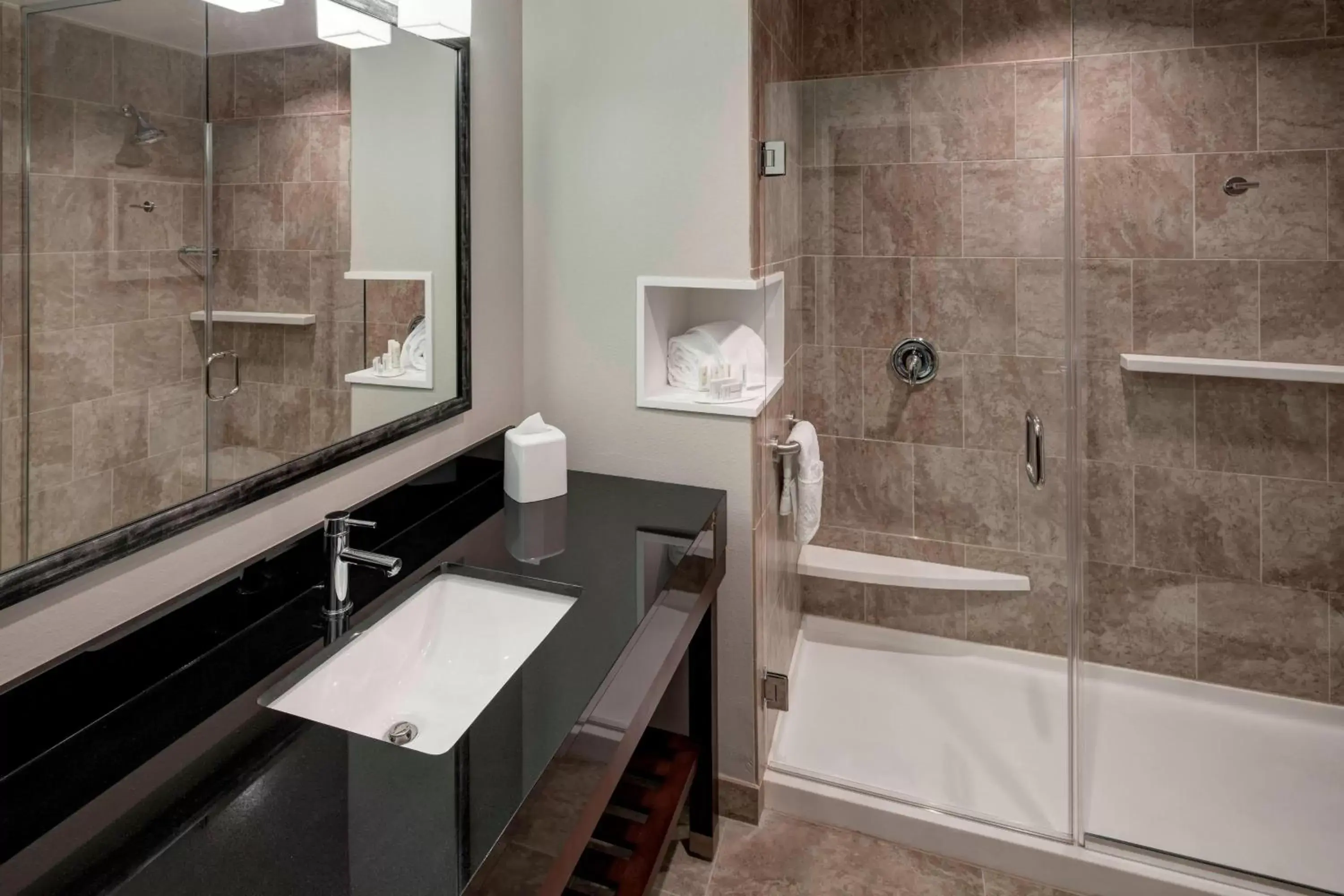 Bathroom in Courtyard by Marriott Dallas Plano/Richardson