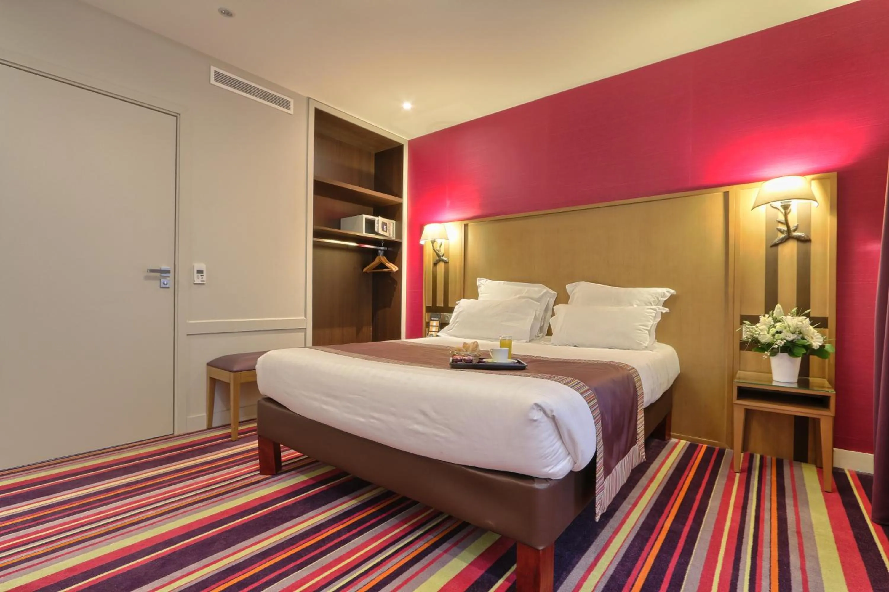 Photo of the whole room, Bed in Hôtel Mondial