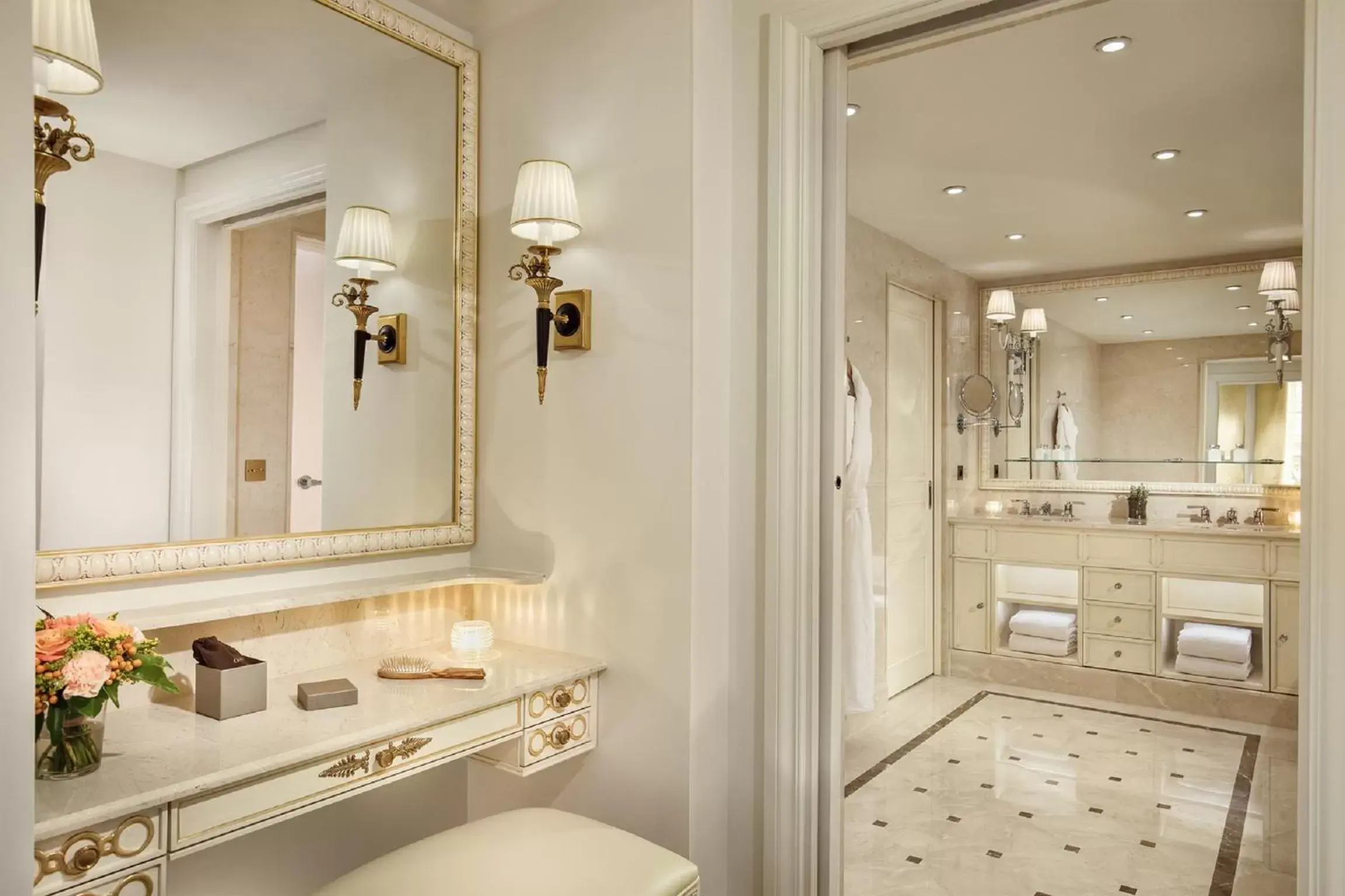 Bathroom in Hotel Splendide Royal Paris - Relais & Châteaux