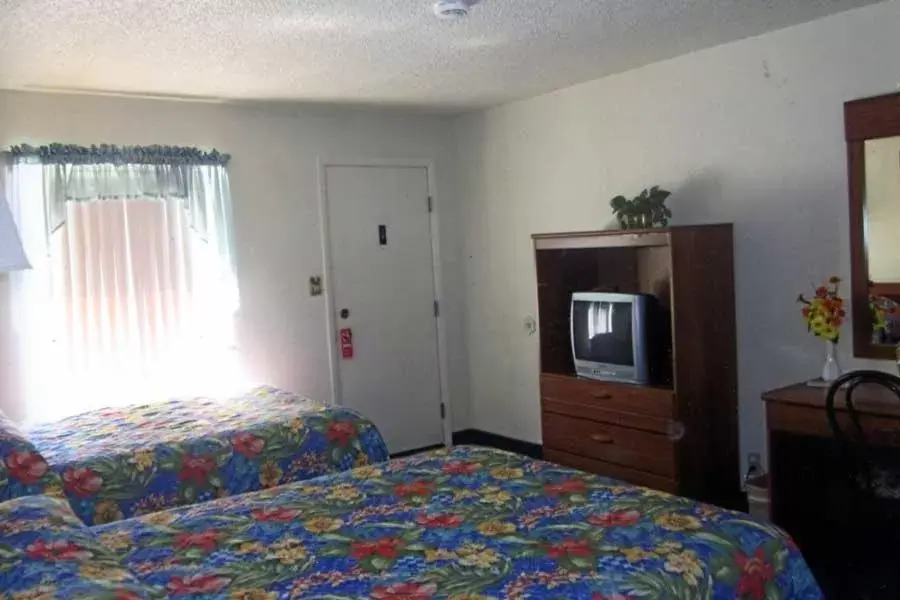 Photo of the whole room, Bed in Color Country Motel