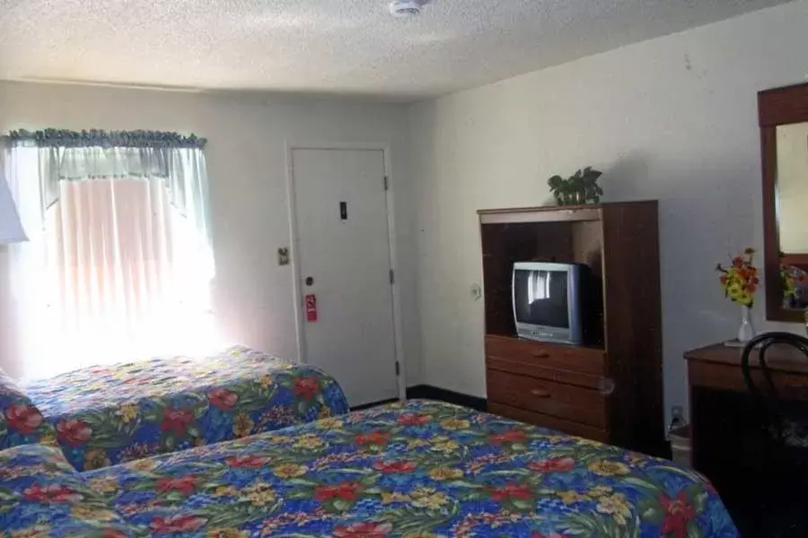 Photo of the whole room, Bed in Color Country Motel Photo of the whole room, Bed in Color Country Motel