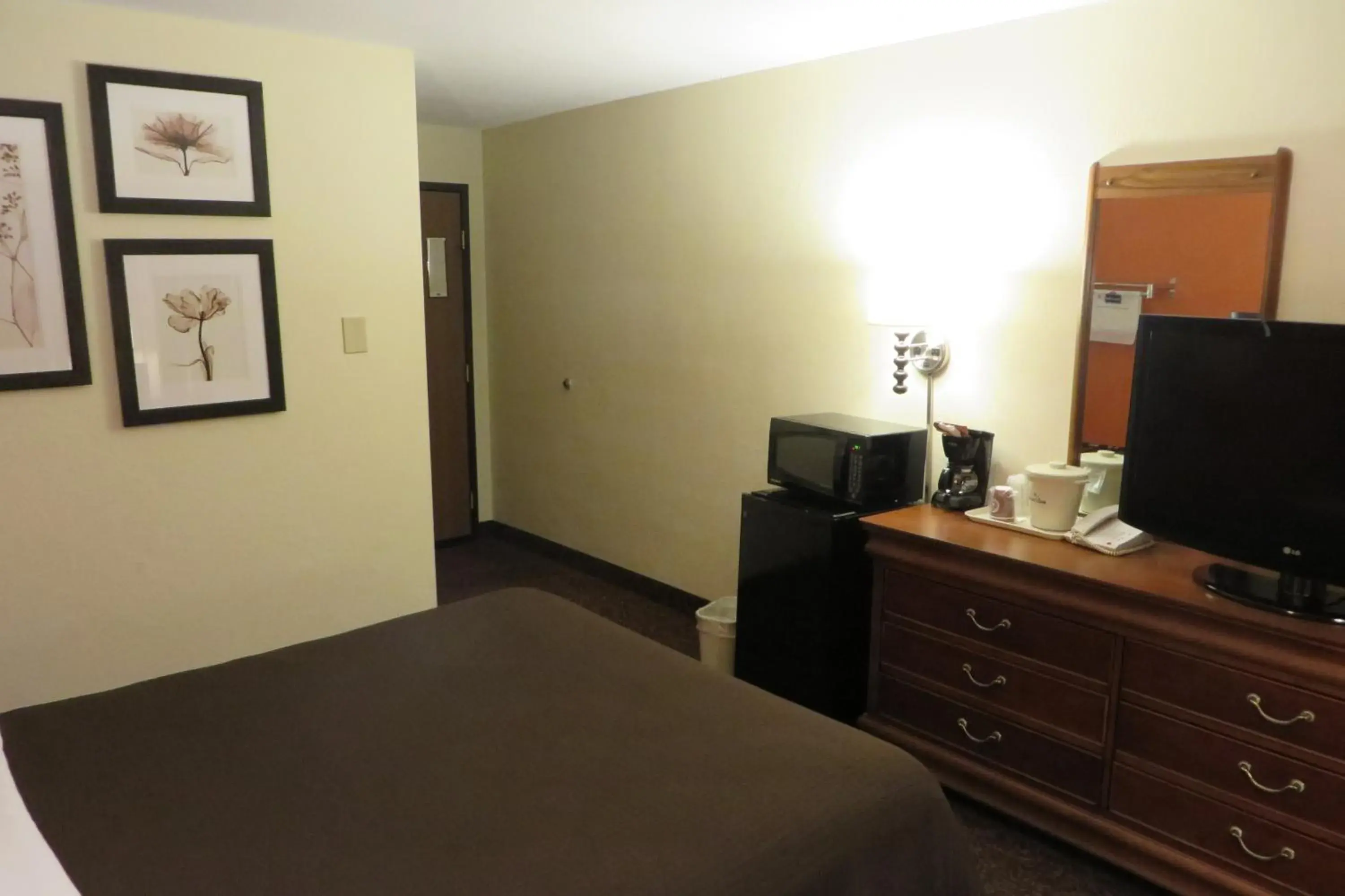 Photo of the whole room, TV/Entertainment Center in AmericInn by Wyndham Forest Lake