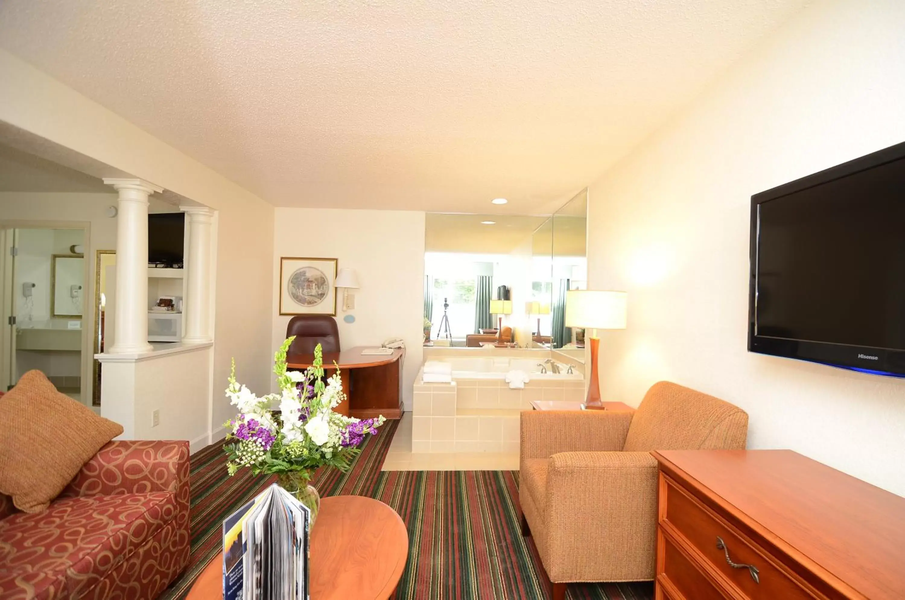 Photo of the whole room, Seating Area in Quality Inn & Suites Biltmore East