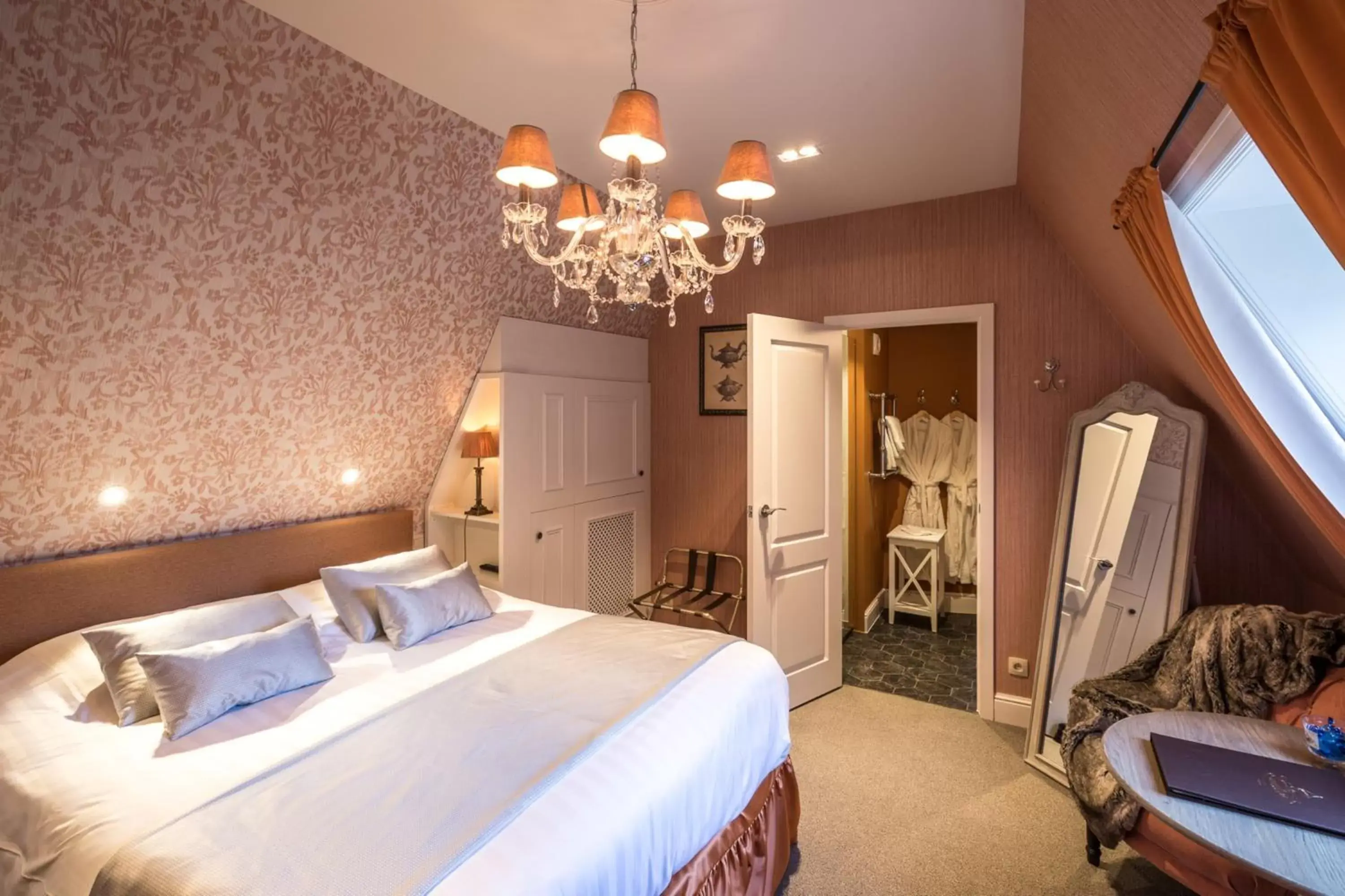Bedroom, Bed in Boutique Hotel De Castillion - Small elegant family hotel