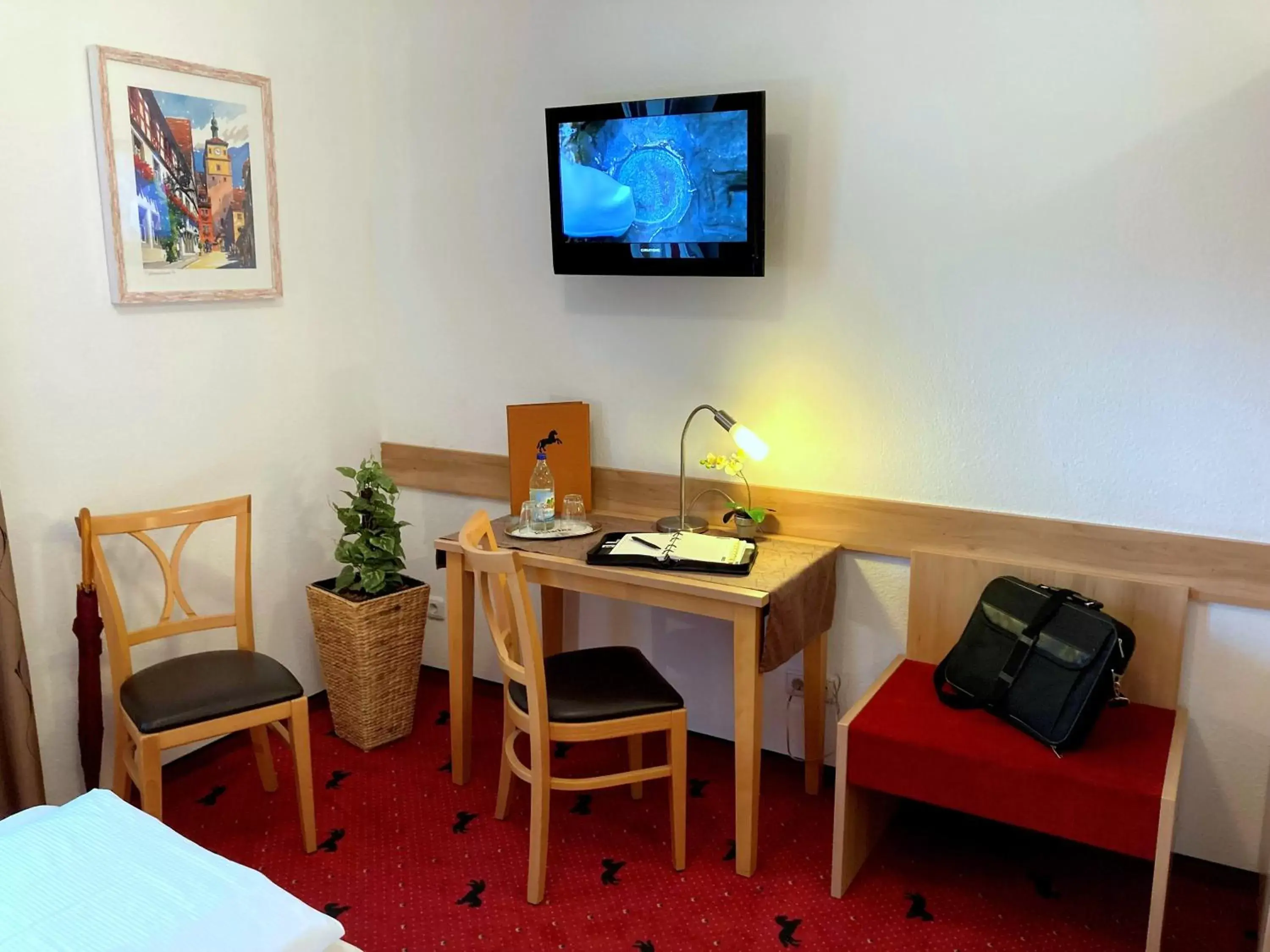 hair dresser, TV/Entertainment Center in Hotel Rappen Rothenburg ob der Tauber