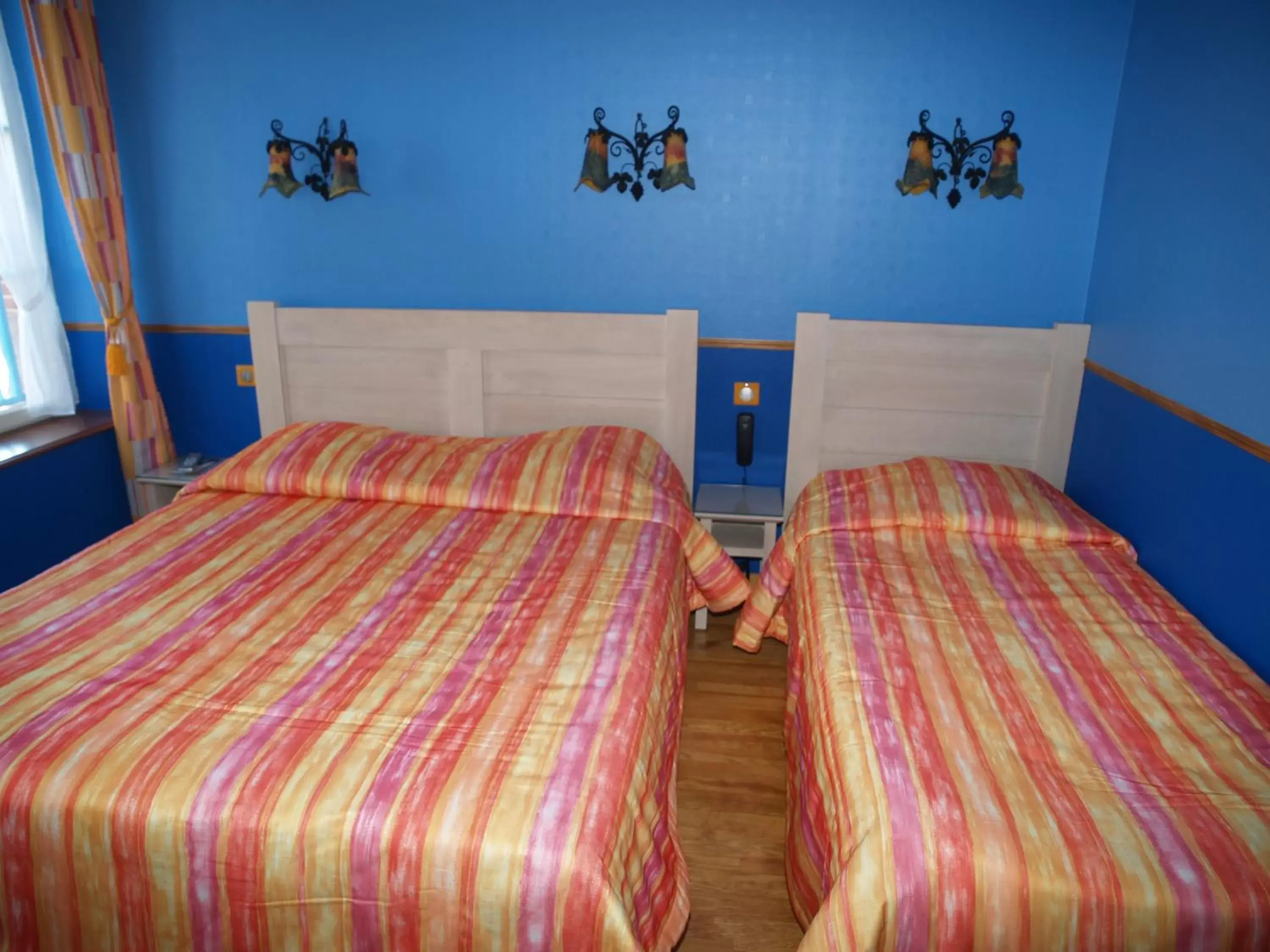 Bedroom, Bed in Hôtel De Calais