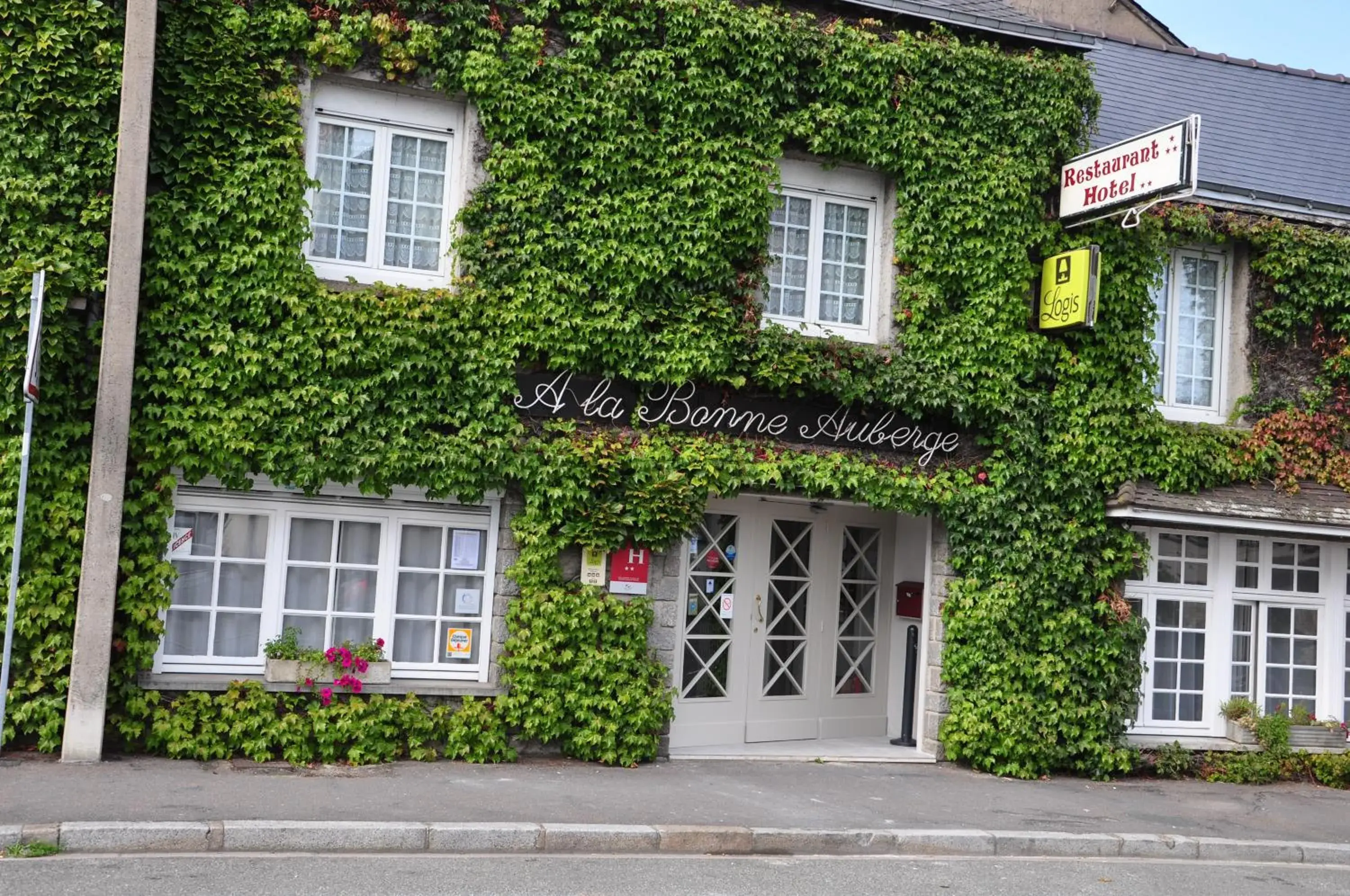 Property Building in Logis Hôtel A la Bonne Auberge