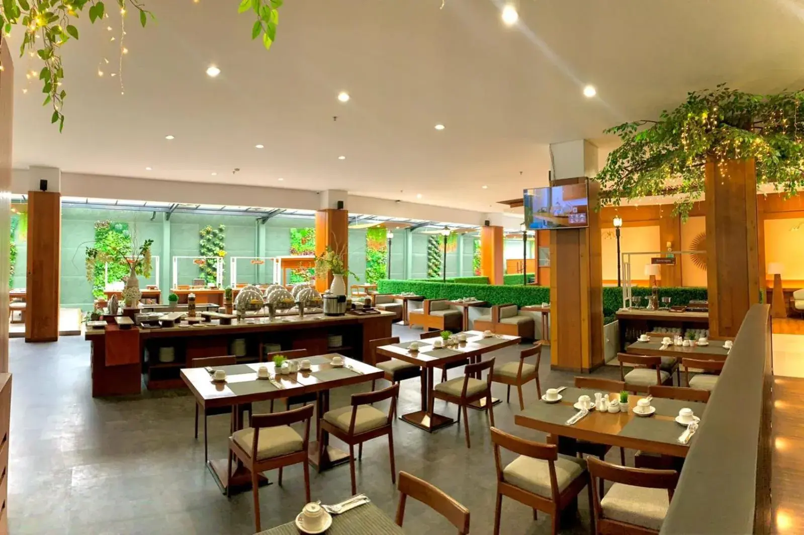 Restaurant/Places to Eat in Hemangini Hotel Bandung