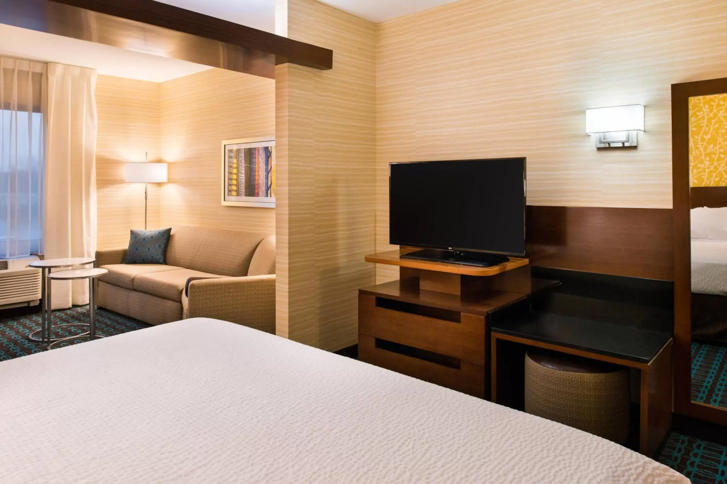 Bedroom, TV/Entertainment Center in Fairfield Inn & Suites by Marriott Utica