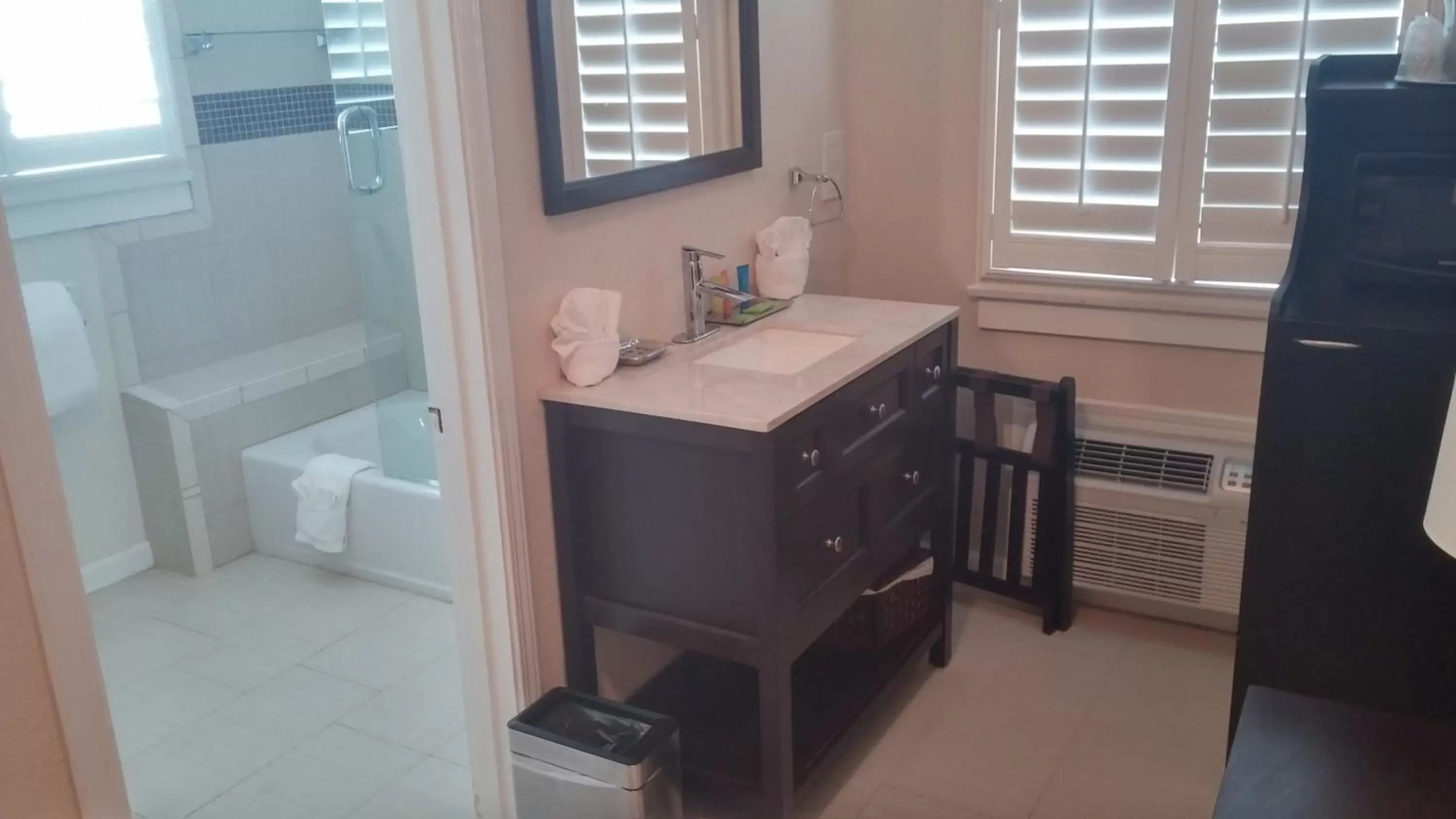 Bathroom, Kitchen/Kitchenette in Rio Vista Inn & Suites Santa Cruz