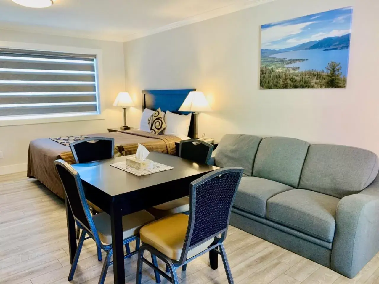 Seating Area in Traveler's Motel Penticton