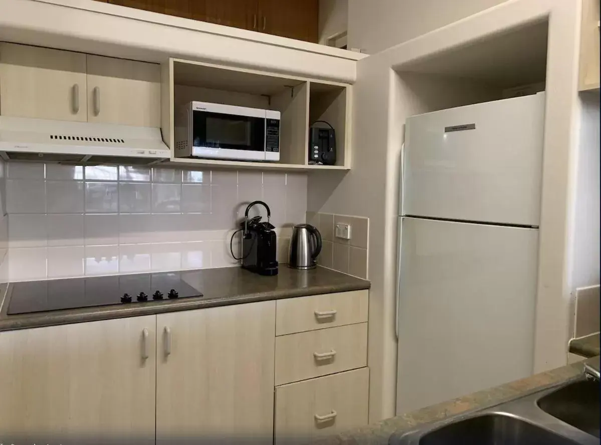 Coffee/tea facilities, Kitchen/Kitchenette in Tiki Hotel Apartments Surfers Paradise