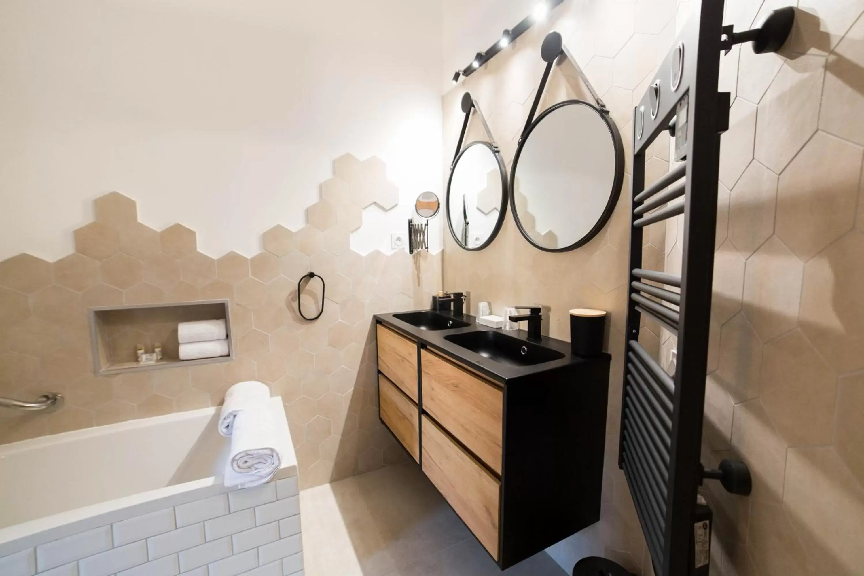 Bathroom in Hôtel d'Angleterre, Salon-de-Provence