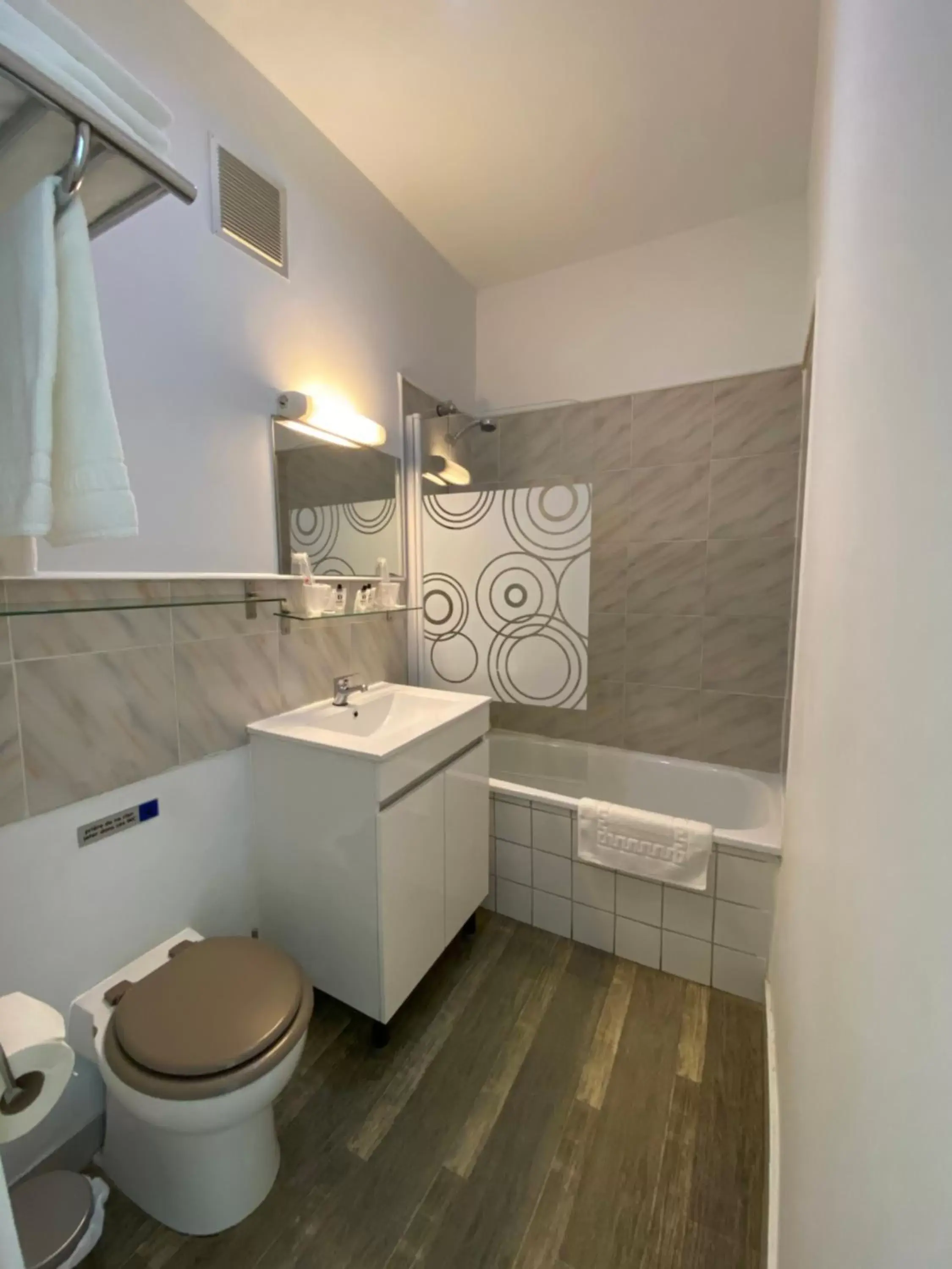 Bathroom in Kyriad Direct Beziers Centre