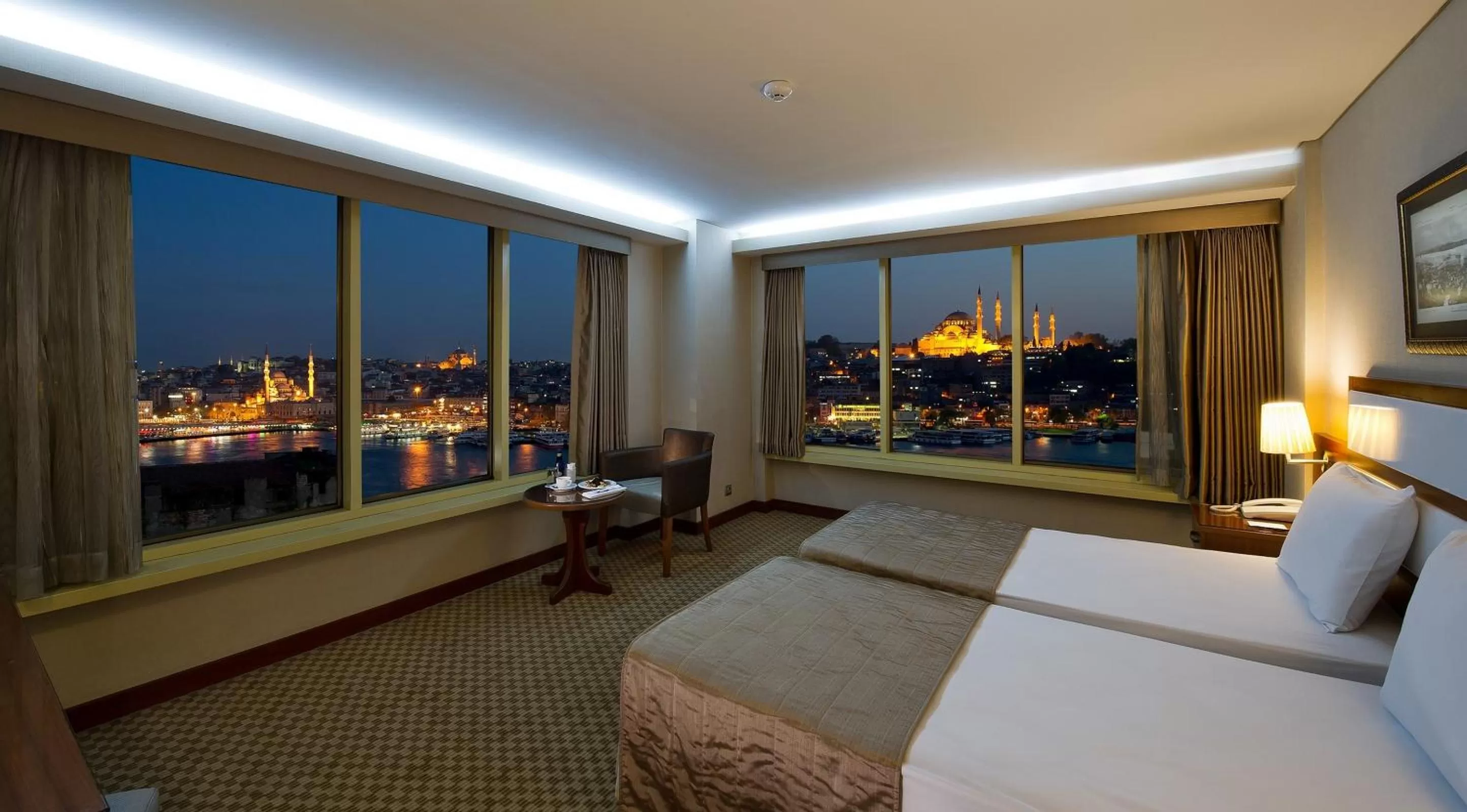 Sea view, Bed in Istanbul Golden City Hotel