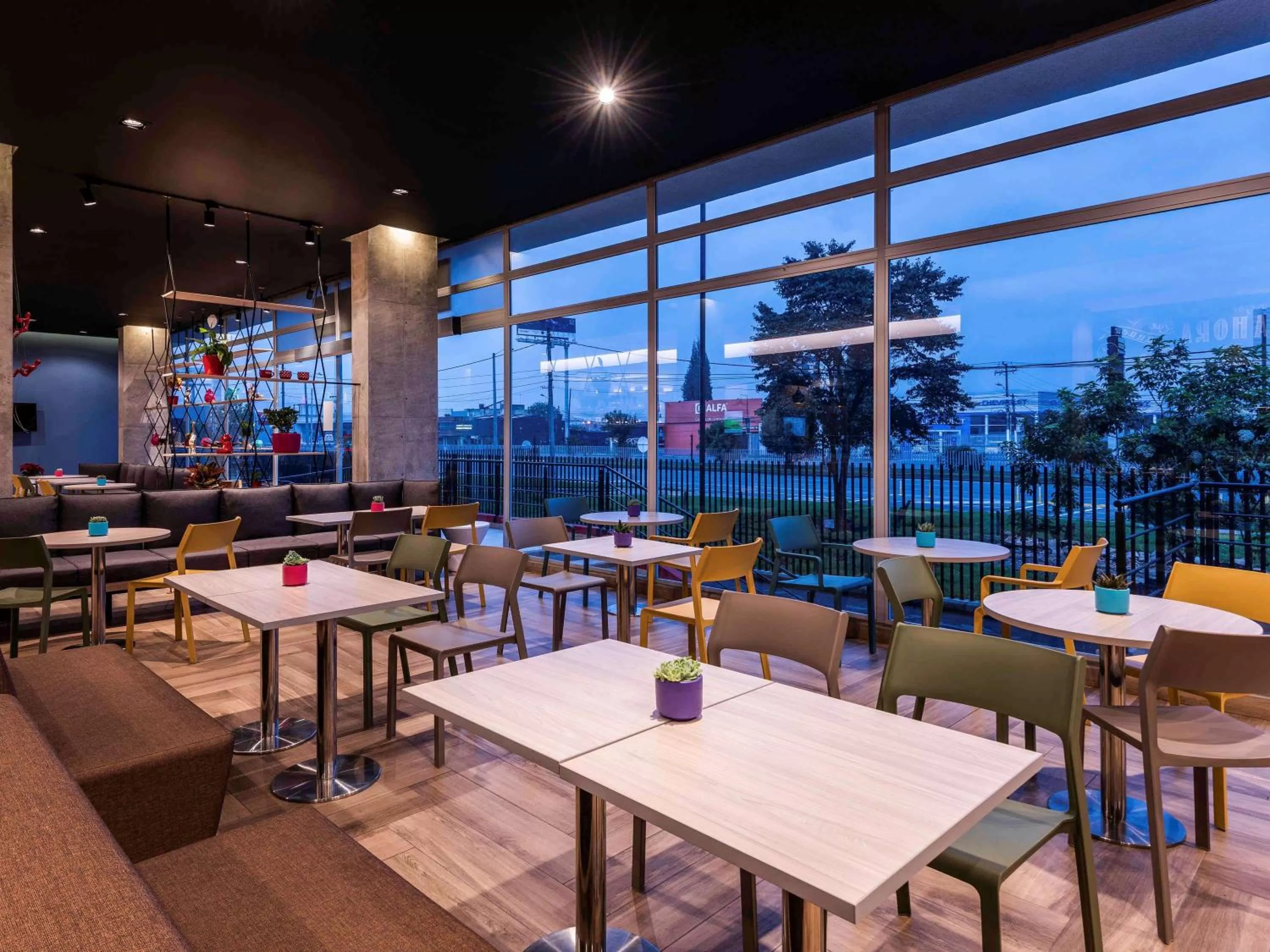 Restaurant/places to eat in ibis Chia