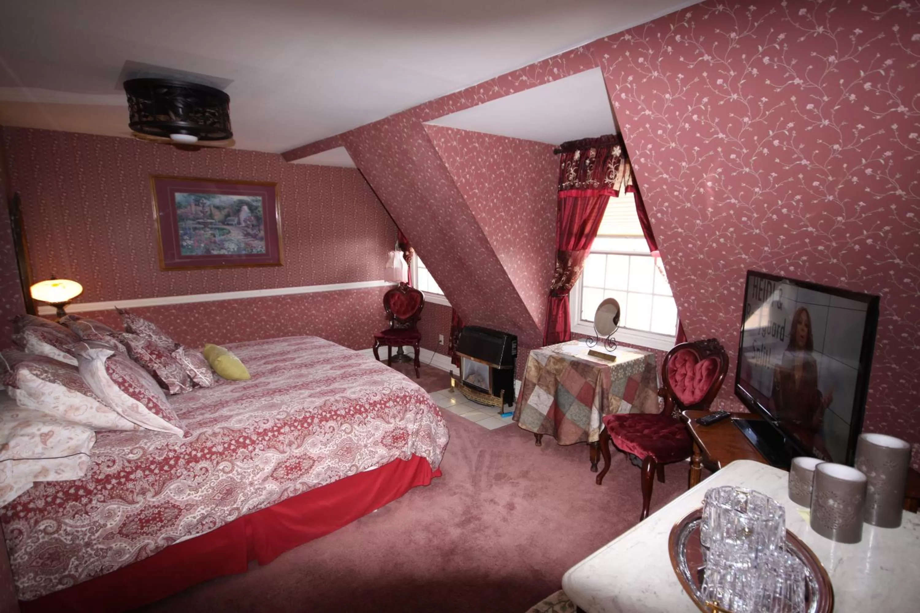 King Suite with Balcony in Arrowhead Lake Inn