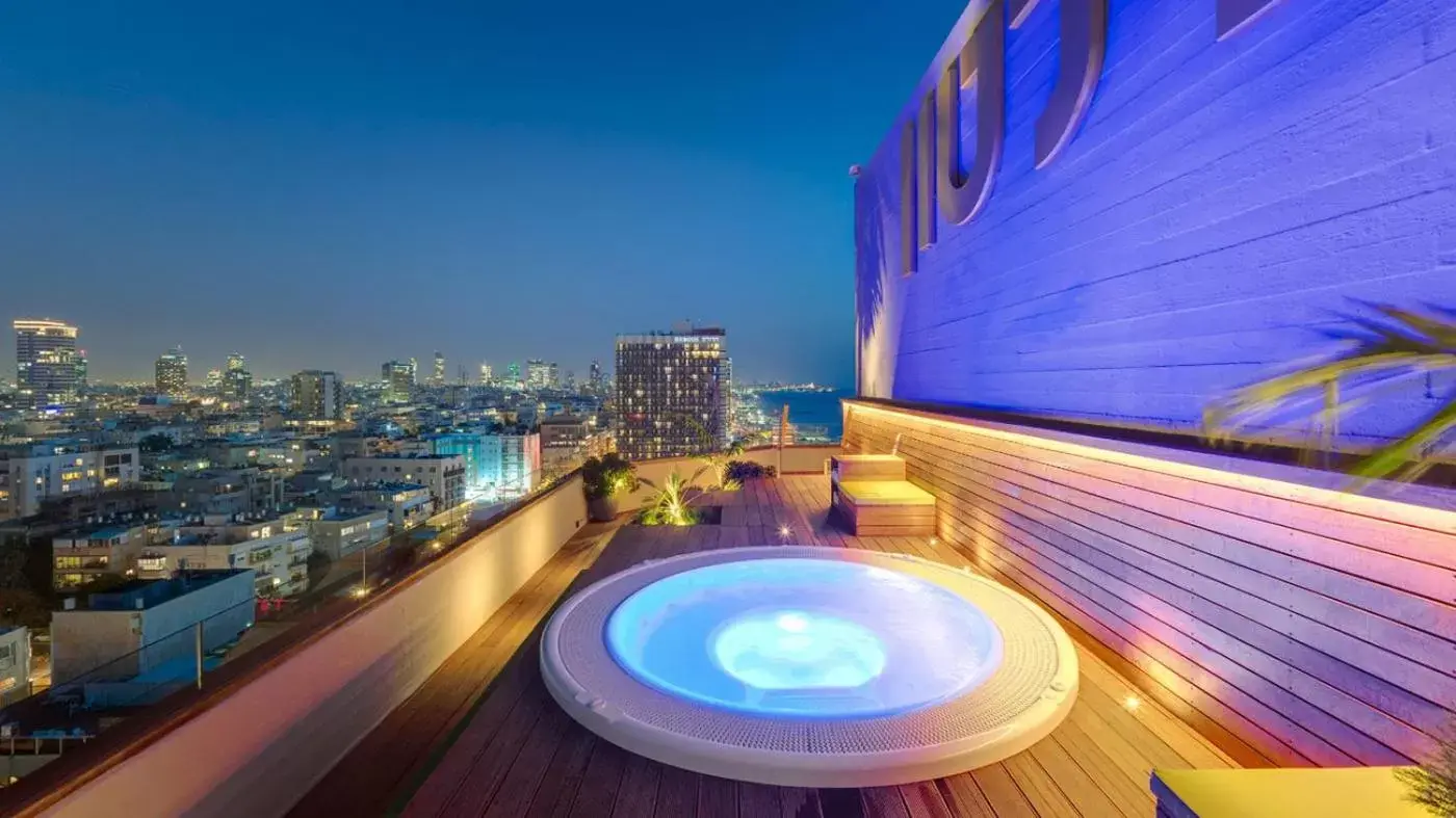 Swimming pool in Carlton Tel Aviv Hotel – Luxury on the Beach