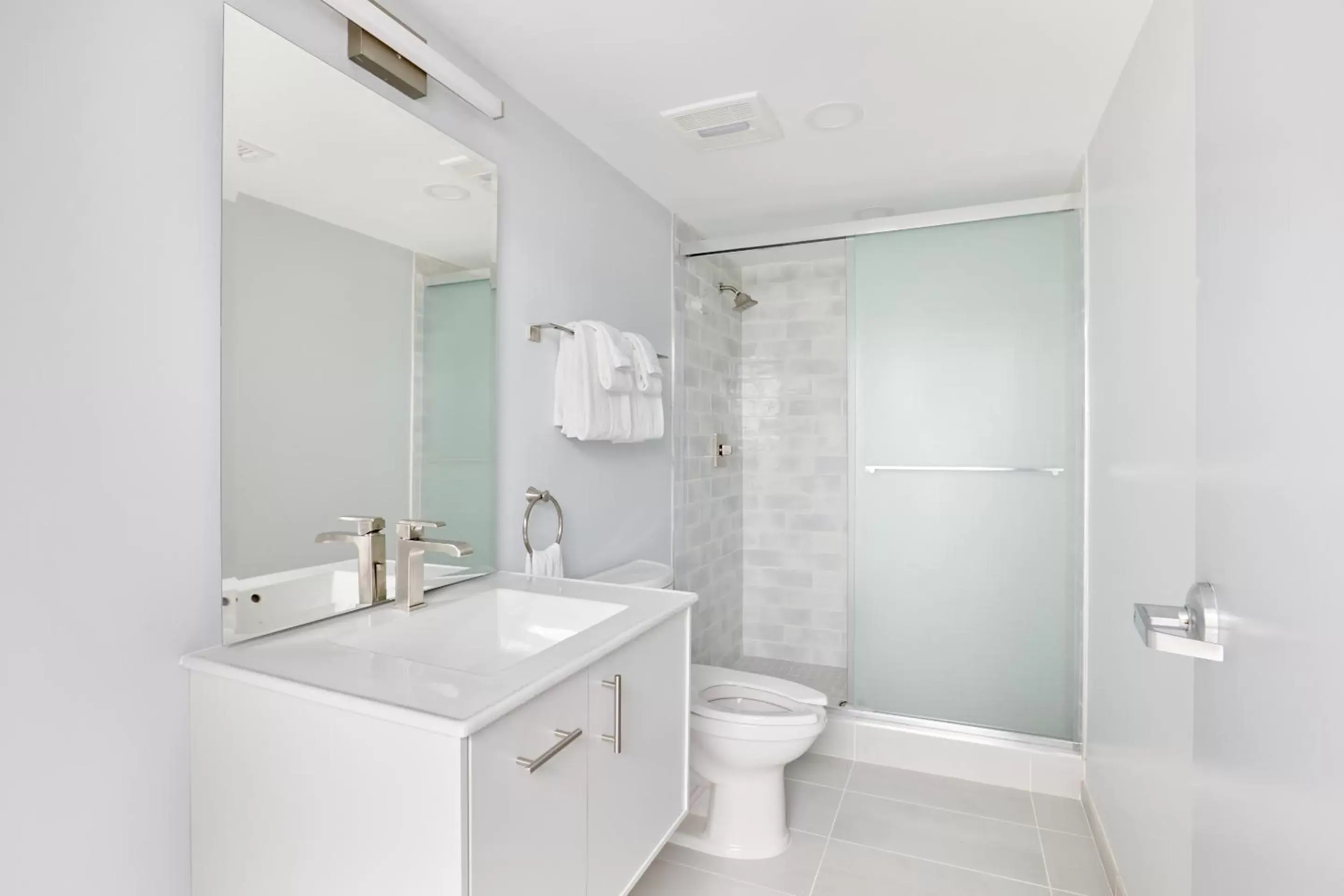 Living room, Bathroom in Sonder The Grace