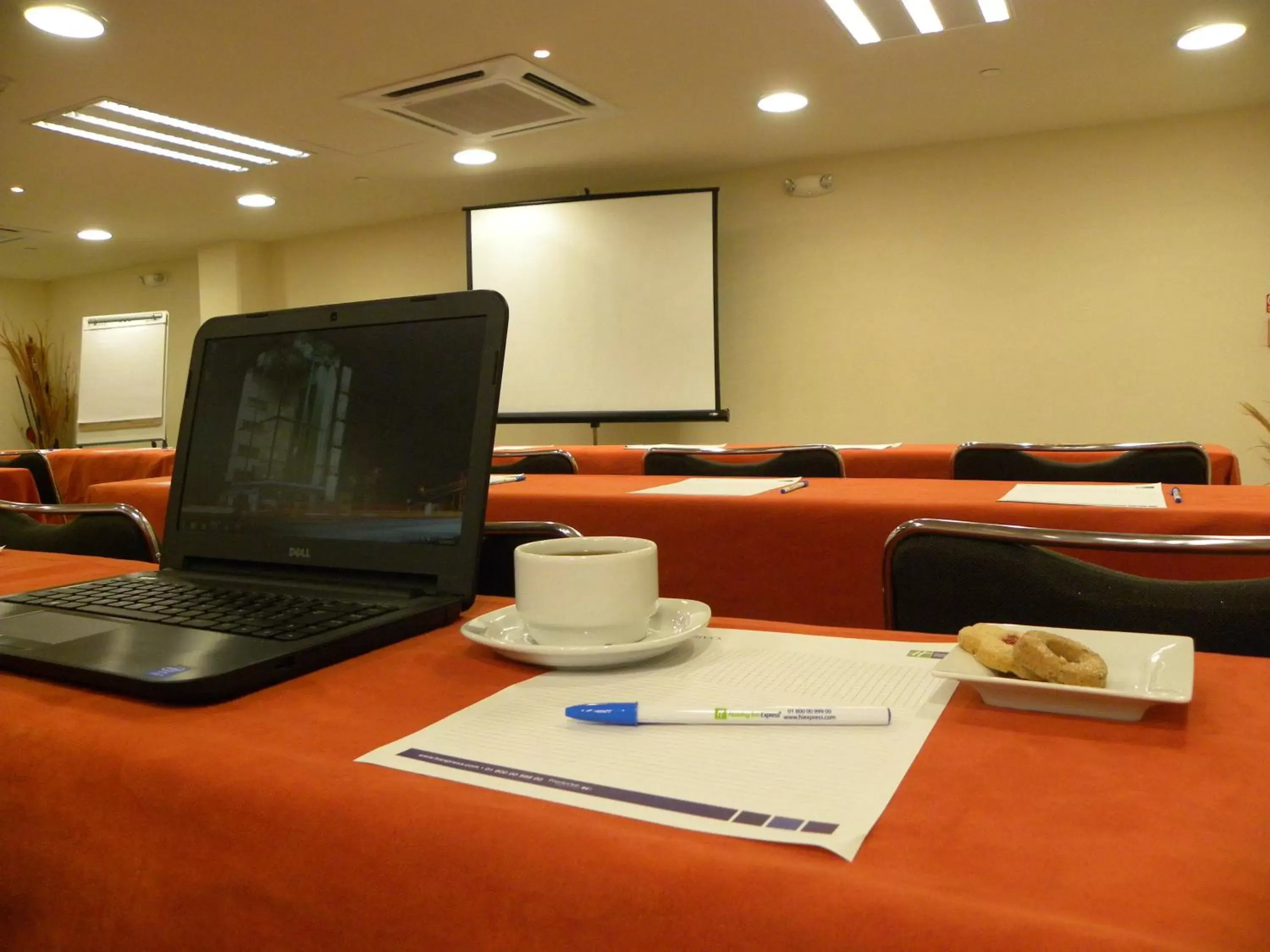 Meeting/conference room, Business Area/Conference Room in Holiday Inn Express Guadalajara Expo, an IHG Hotel