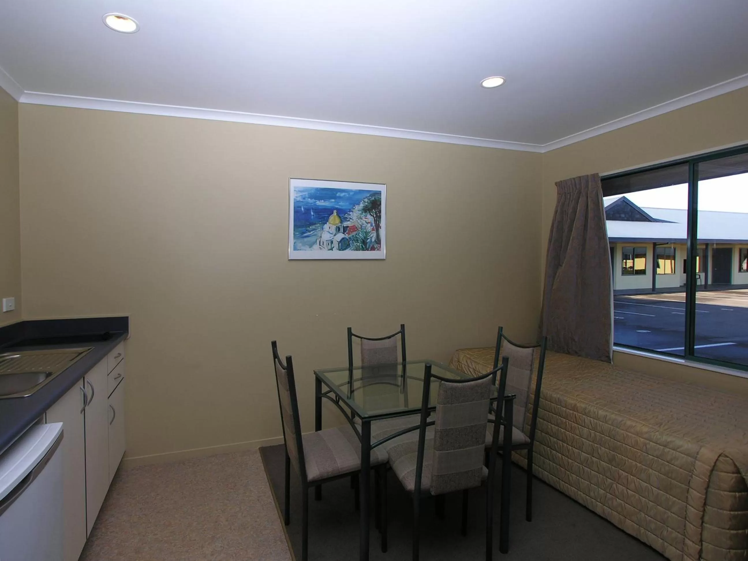 Kitchen or kitchenette in Discovery Motor Lodge