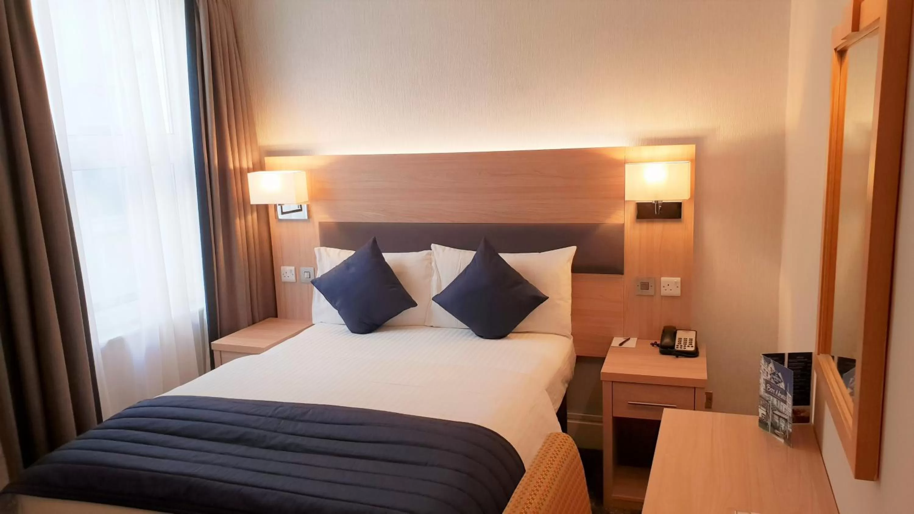 Photo of the whole room, Bed in The Empress Hotel