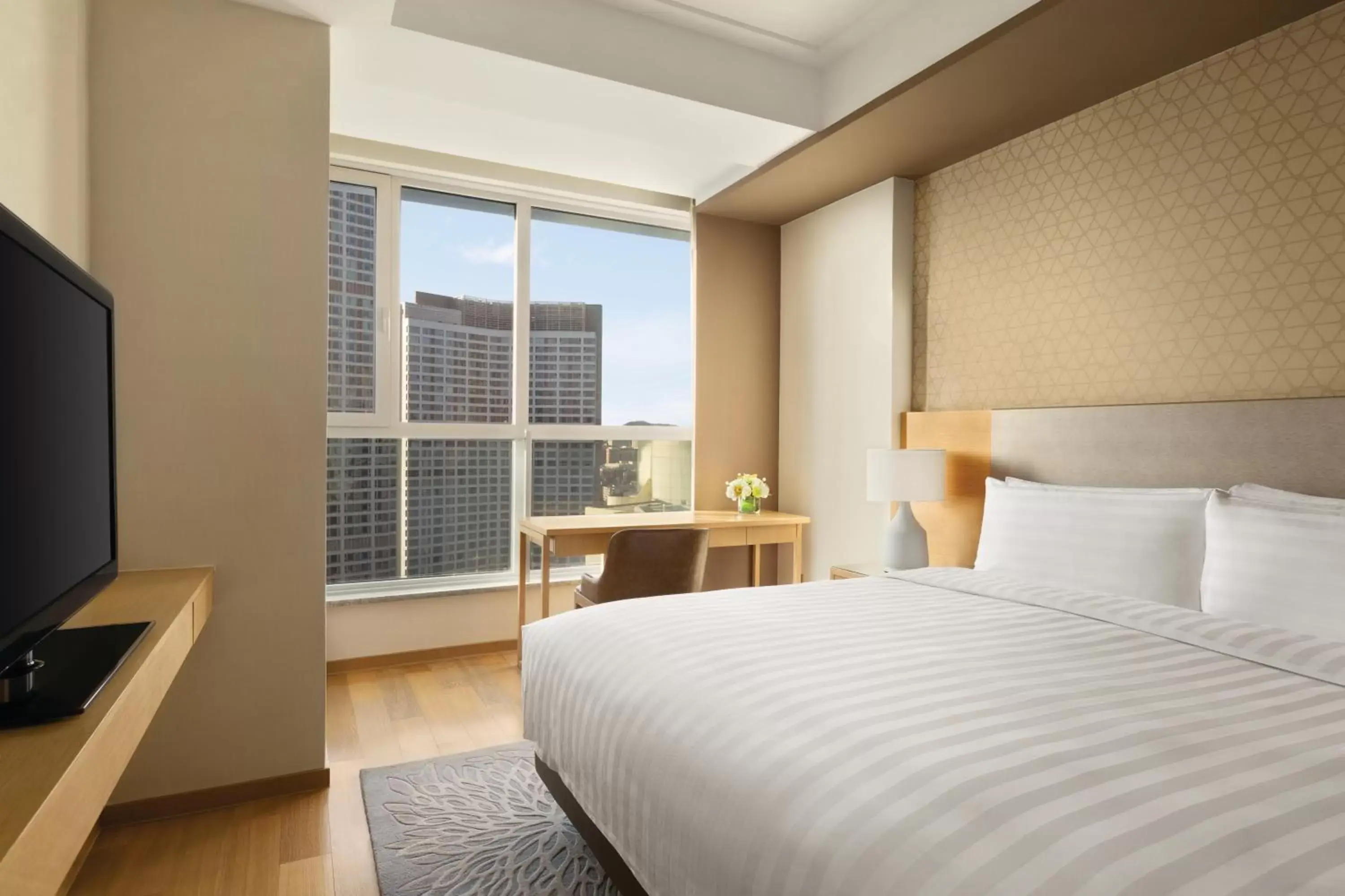 Bedroom, Bed in Shangri-La Dalian Bedroom, Bed in Shangri-La Dalian