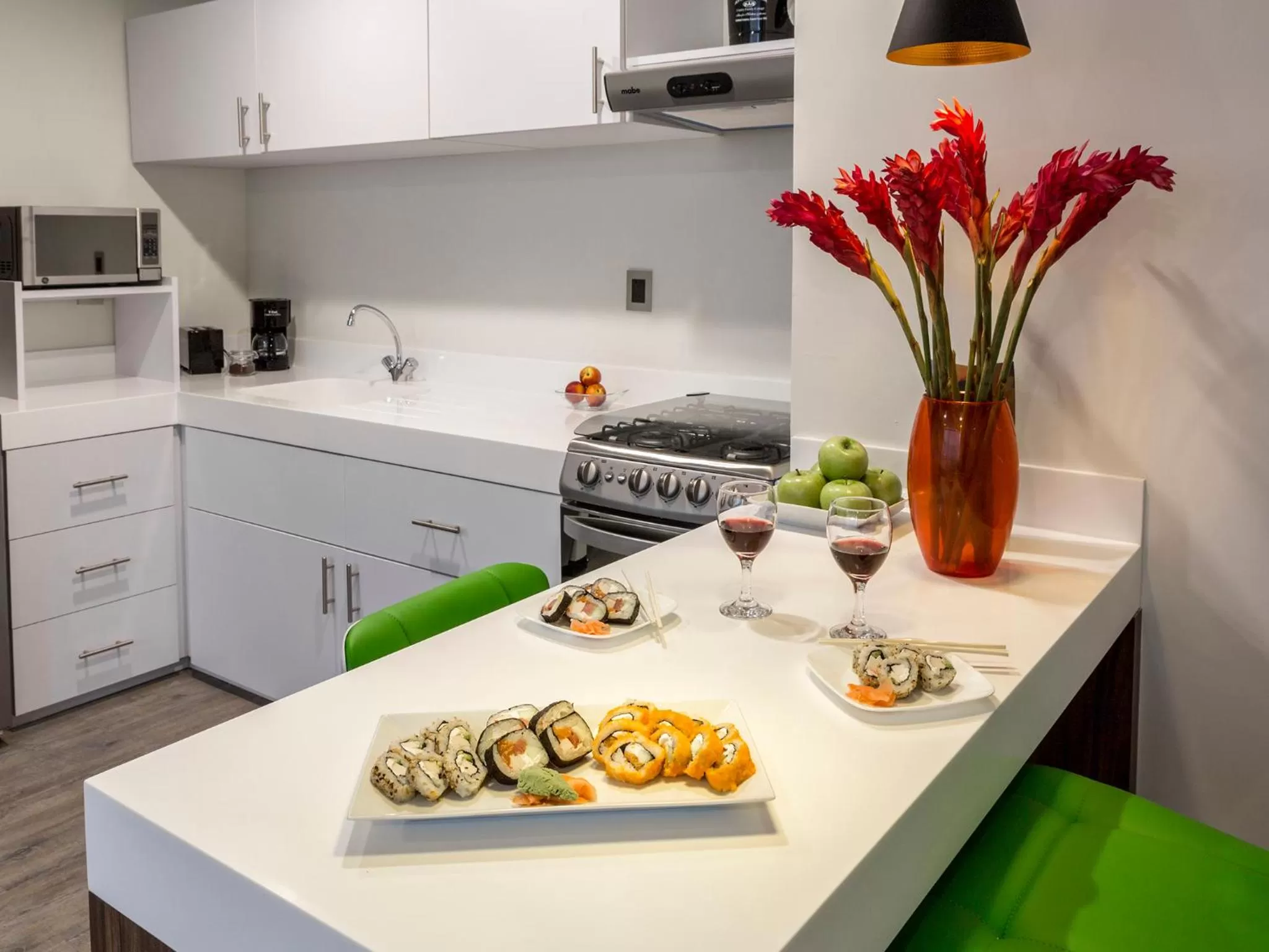 Kitchen or kitchenette in FlowSuites WTC