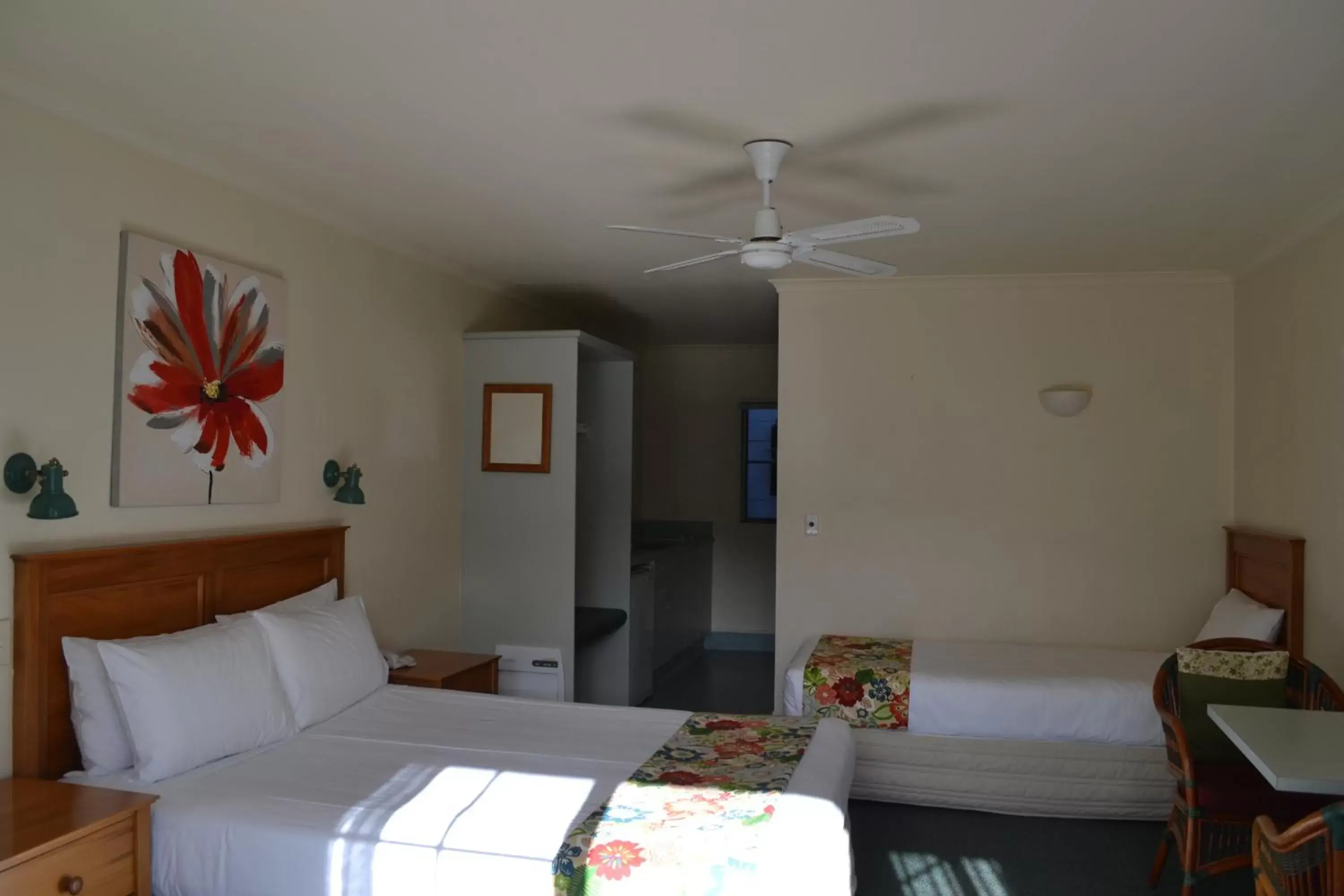 Kitchen or kitchenette in Colonial Lodge Motel