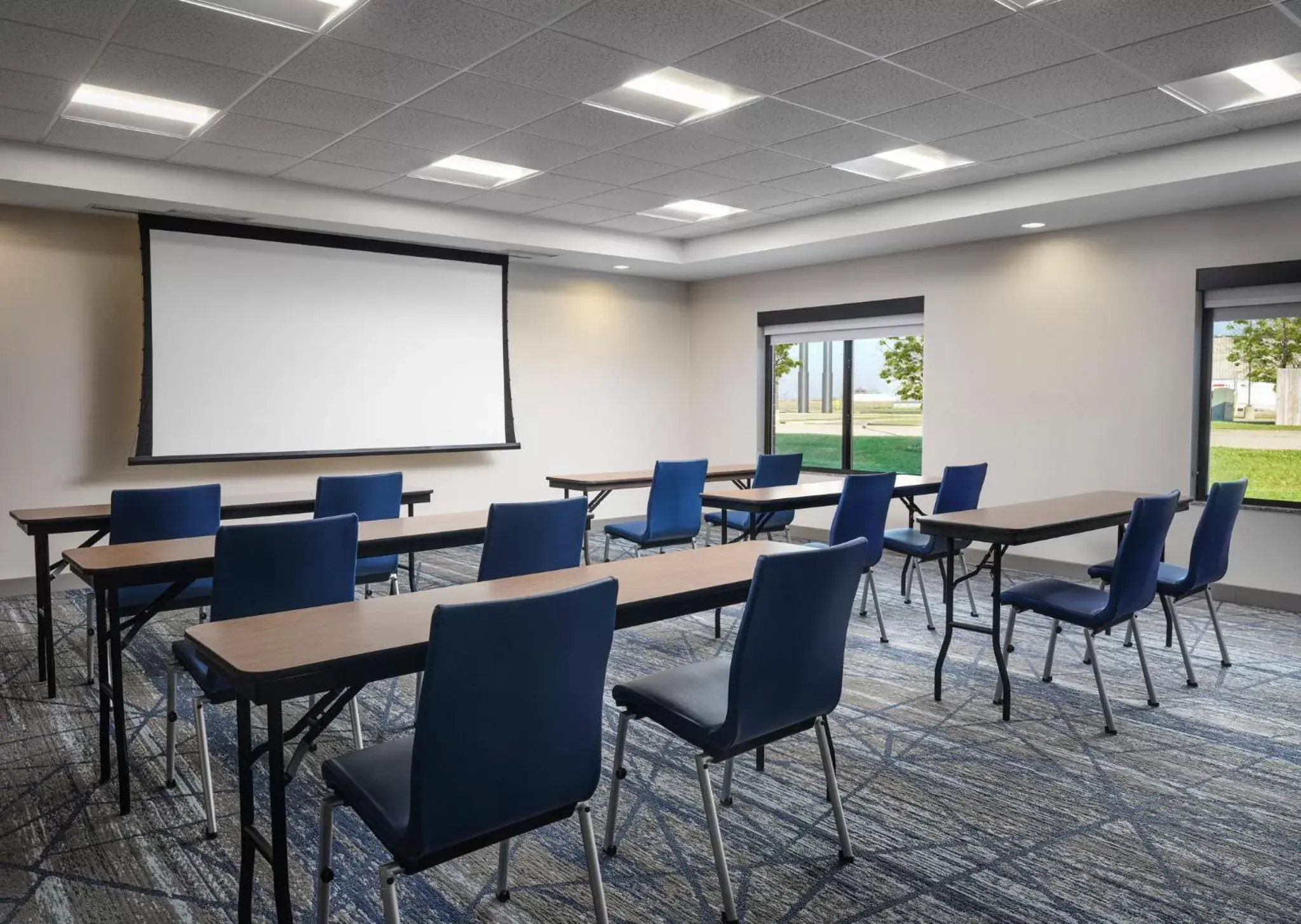 Meeting/conference room in Holiday Inn Express Peru-Lasalle Area, an IHG Hotel