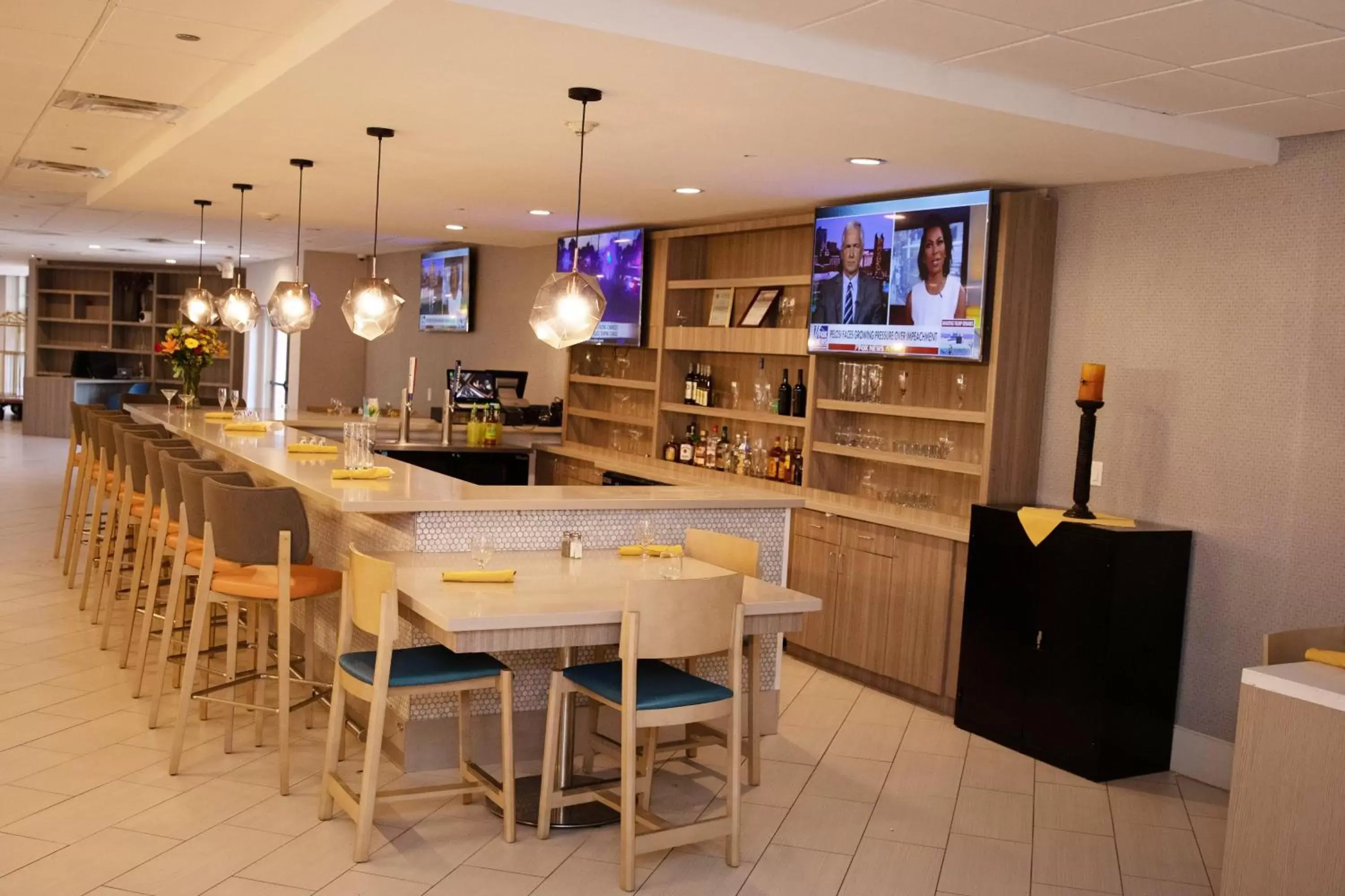 Lounge or bar, Restaurant/Places to Eat in Holiday Inn Houston Hobby Airport, an IHG Hotel