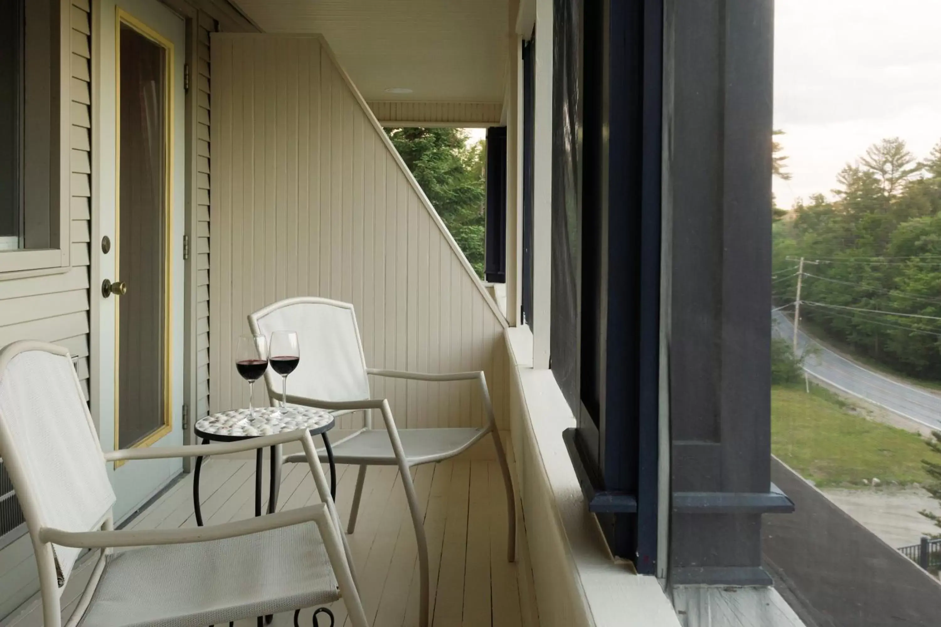 Balcony/Terrace in Friends Lake Inn