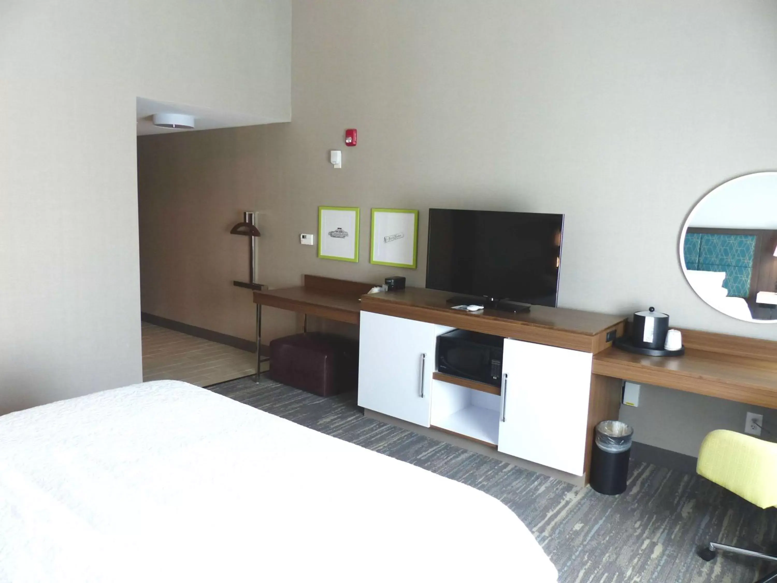 Bedroom, TV/Entertainment Center in Hampton Inn By Hilton Paramus