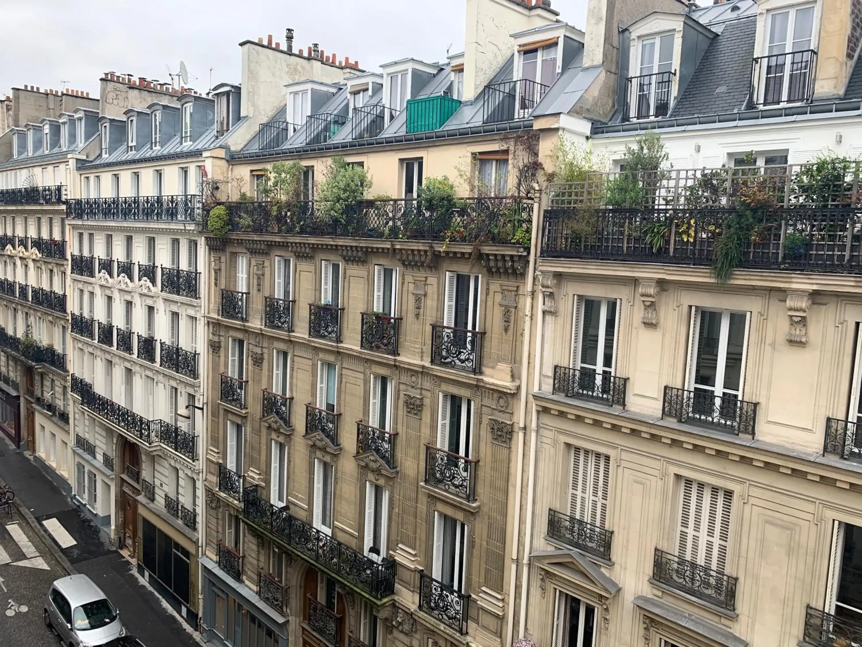Street view in ibis Styles Paris Cadet Lafayette