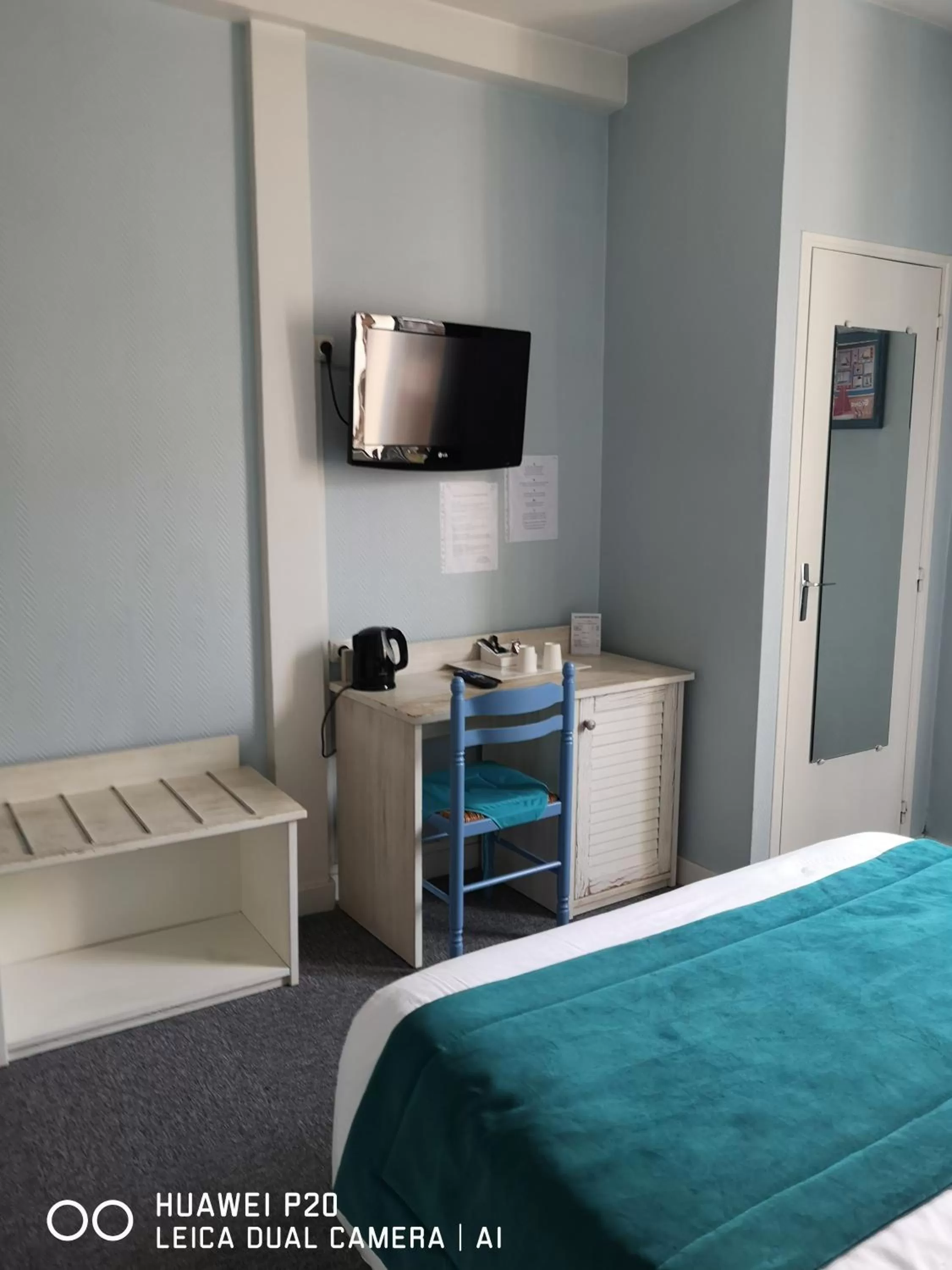 Bedroom, Bed in Hôtel Le Memphis