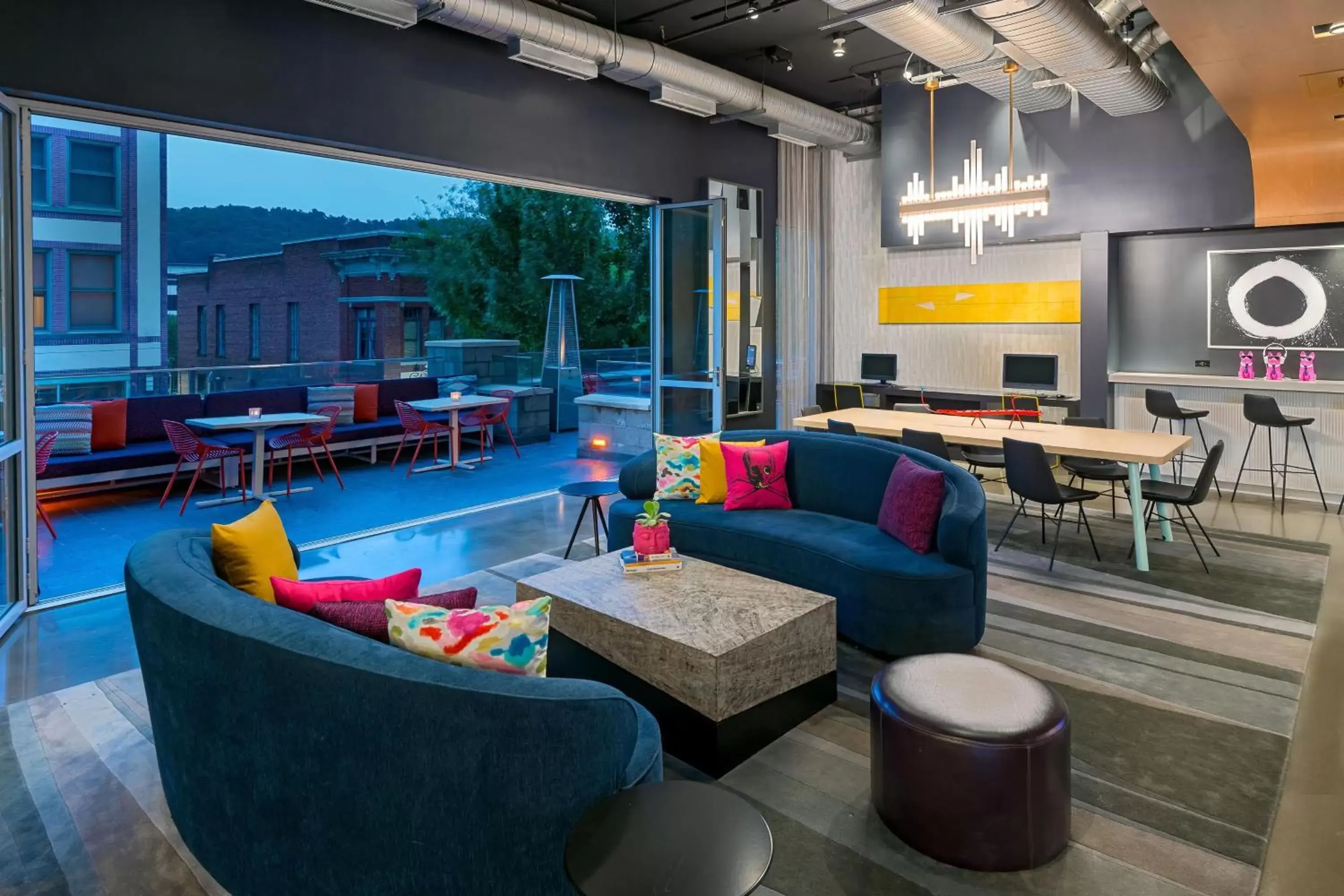 Lounge or bar in Aloft Asheville Downtown