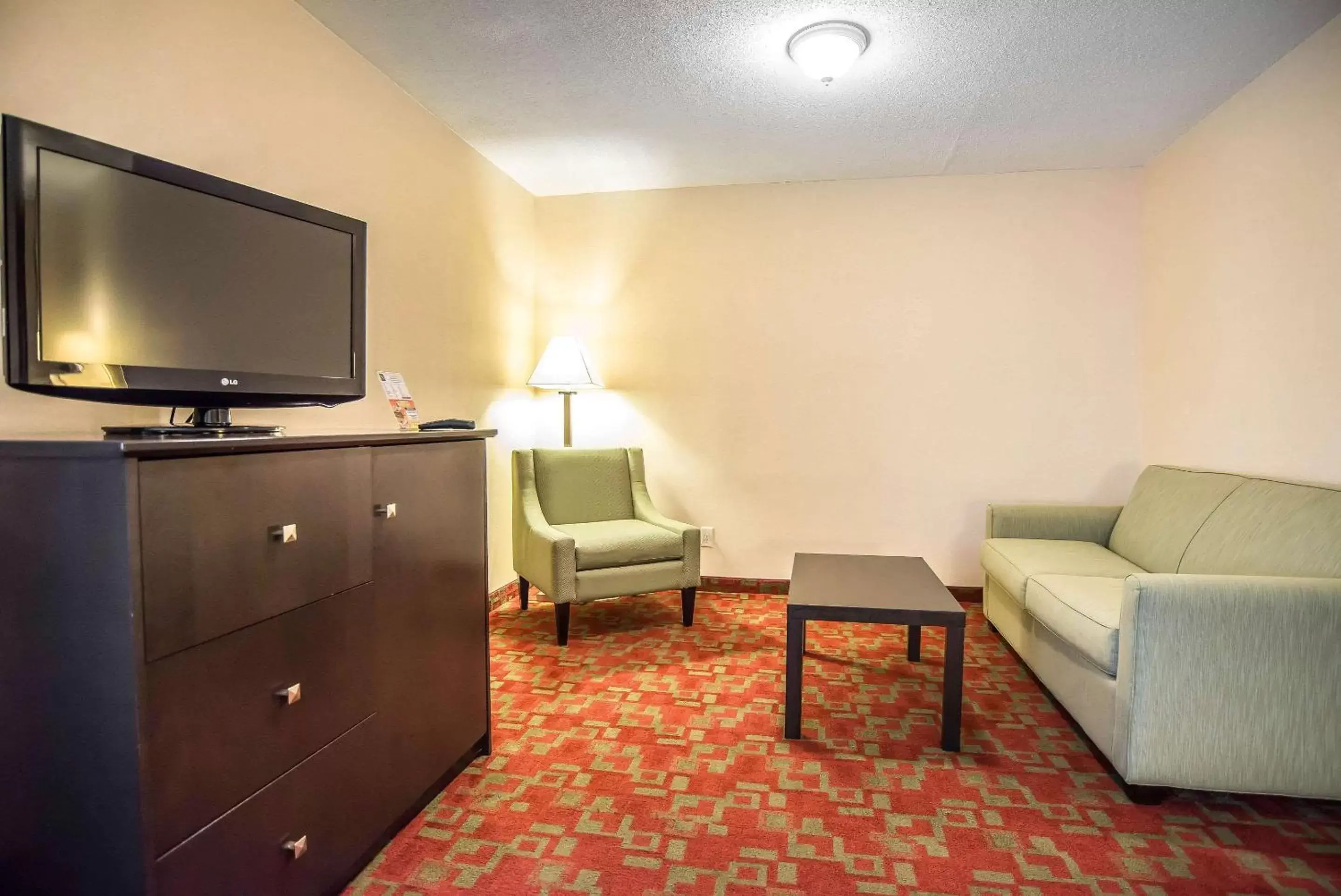 Photo of the whole room, TV/Entertainment Center in Quality Inn Shelburne - Burlington