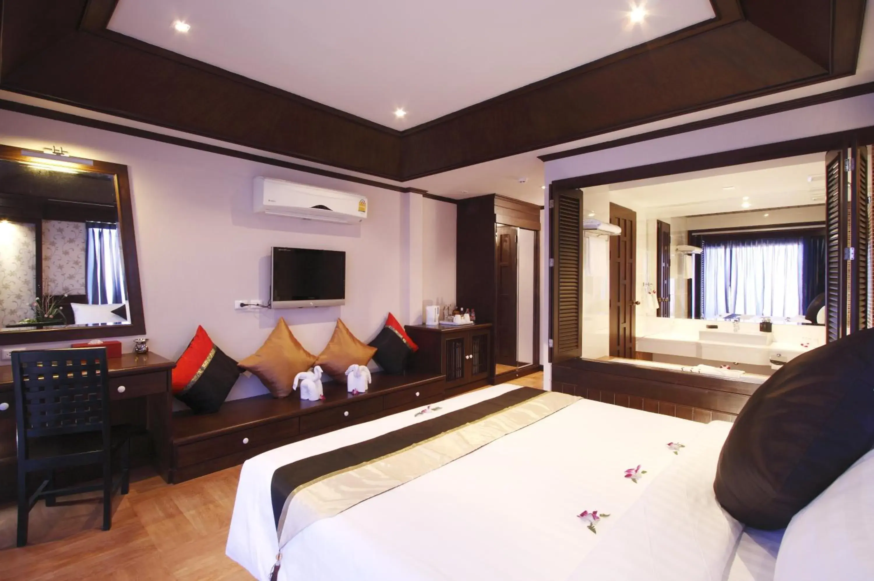 Photo of the whole room, Bed in Rayaburi Hotel, Patong