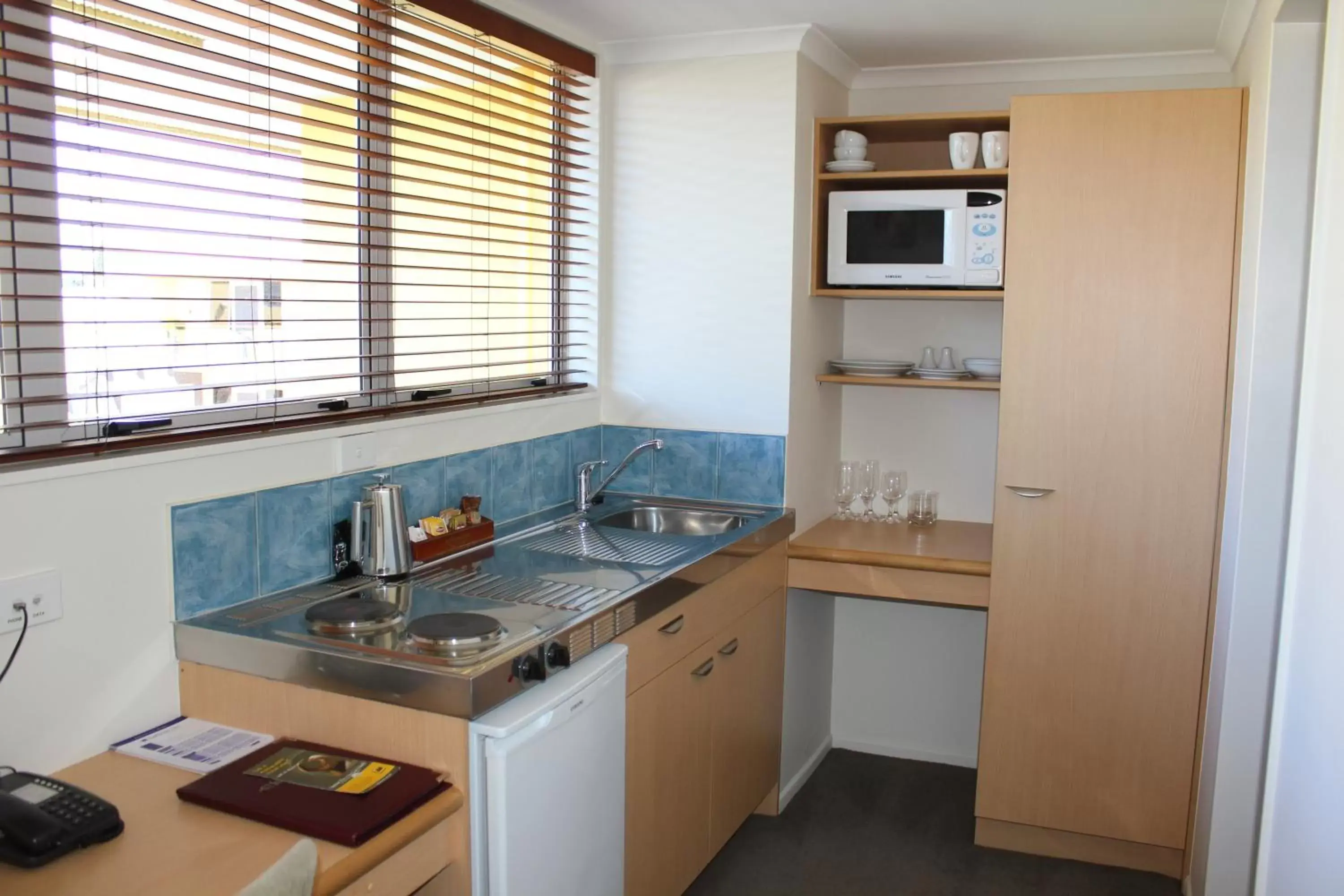 Day, Kitchen/Kitchenette in Harbour City Motor Inn & Conference