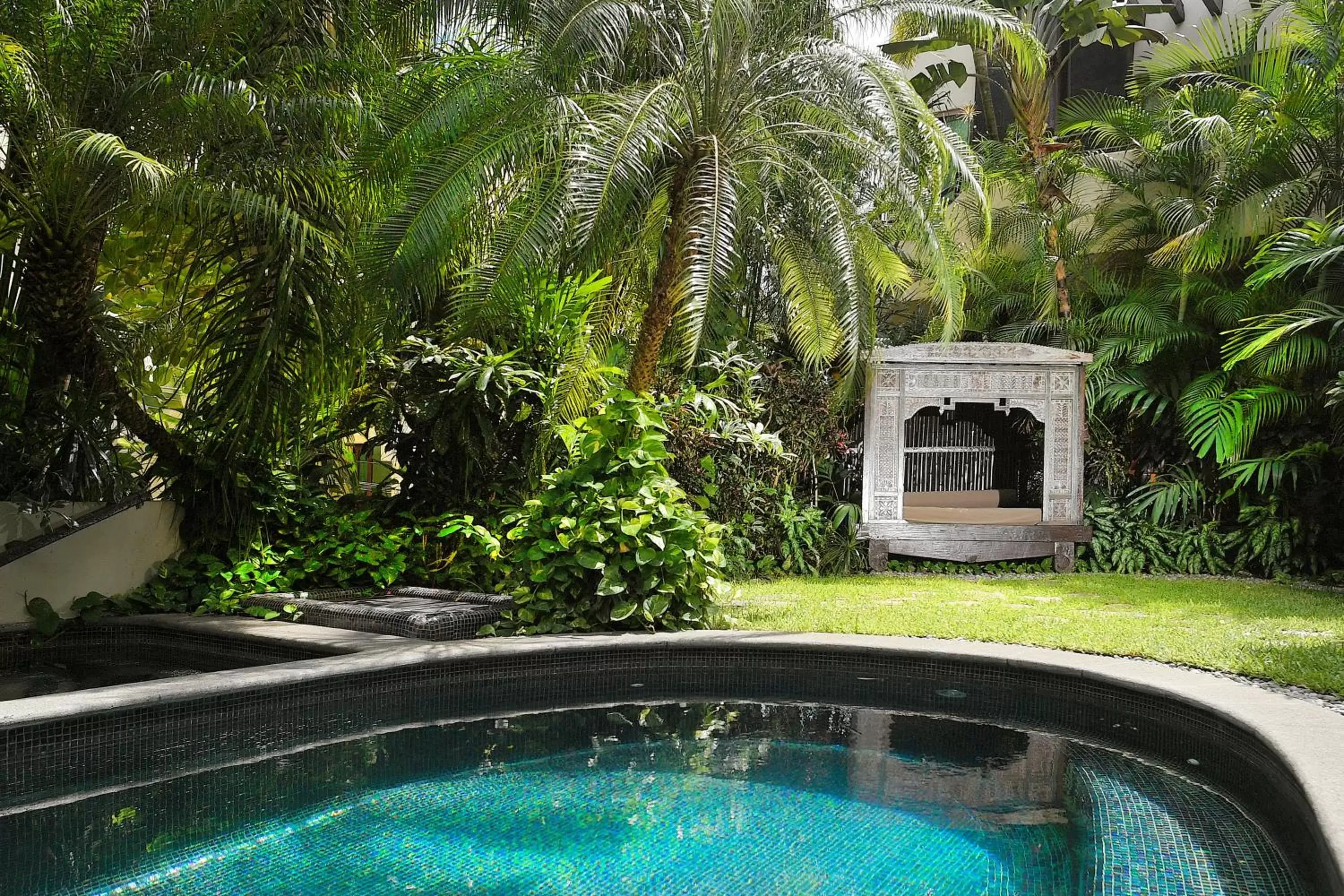 Garden, Swimming Pool in El Taj Oceanfront and Beachside Condo Hotel